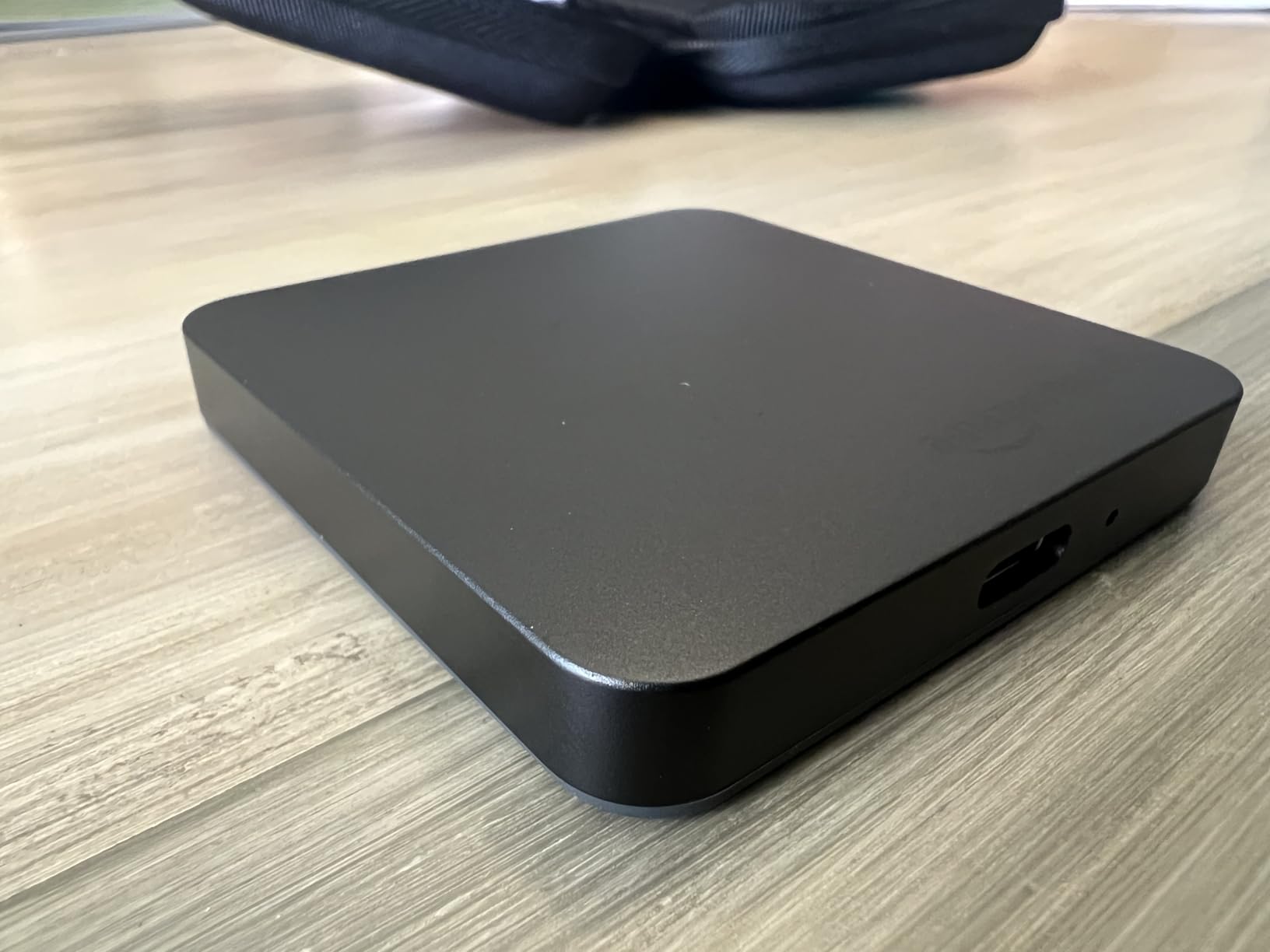 Amazon Basics Portable External SSD, External Solid State Drive 2TB, speeds up to 2000MB/s, USB 3.2 Gen 2, IP65 Water & Dust Resistant, Black - Customer Photo 2