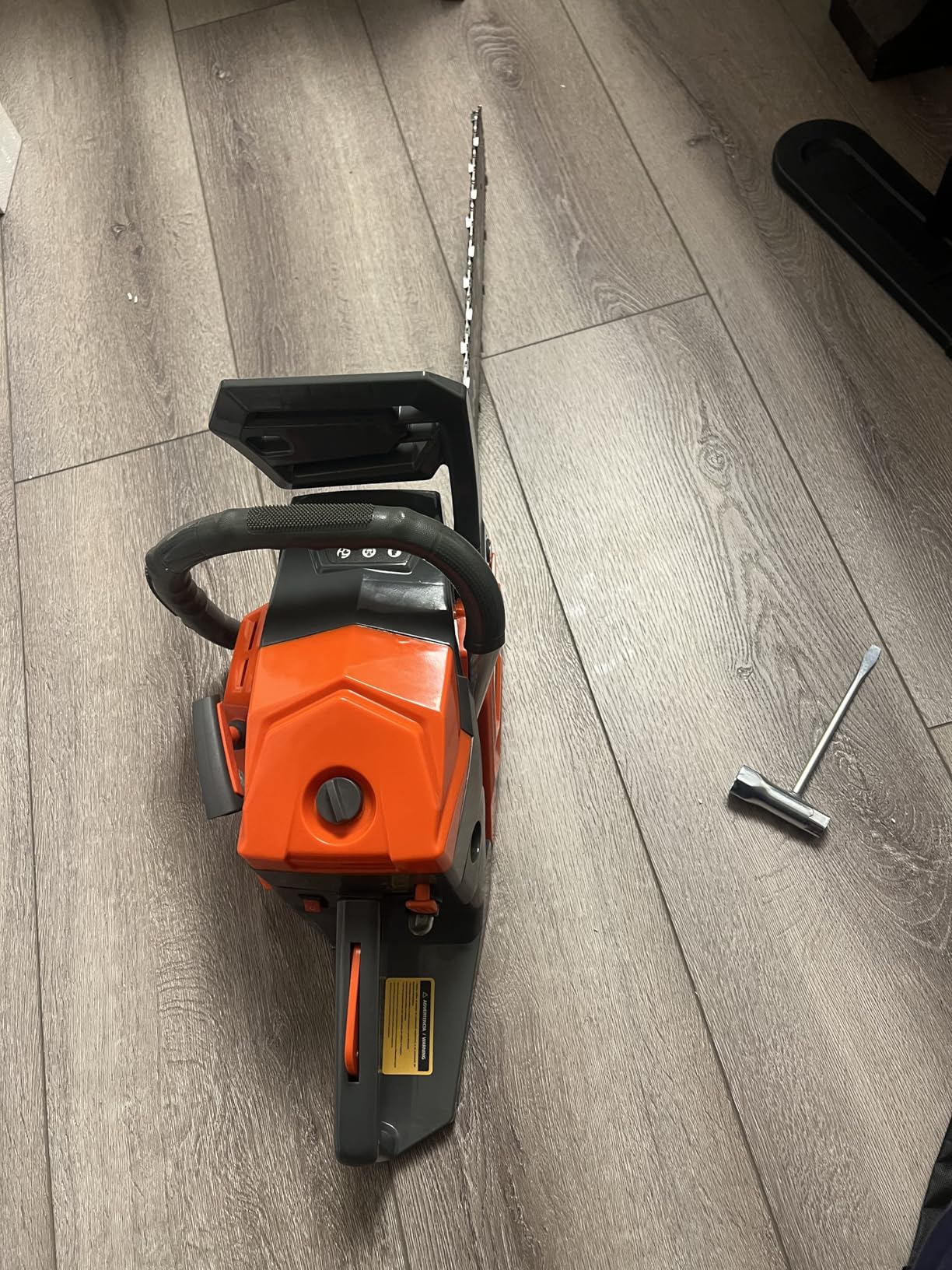 62cc Gas Chainsaw, 20 Inch Professional Chainsaw with 2-Cycle Engine & Anti-Vibration System, Quick Start Technology for Tree Cutting, Firewood, Logging (62CC 20in) - Customer Photo 2