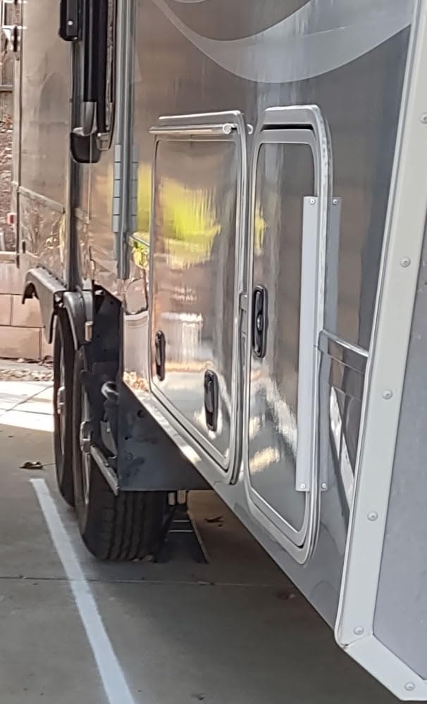 Meguiar's Marine/RV One Step Compound, M6732, Removes Oxidation, Stains, Scratches, and Water Spots, Restores Color and Shine to Fiberglass Gel Coat Finishes customer photo 2