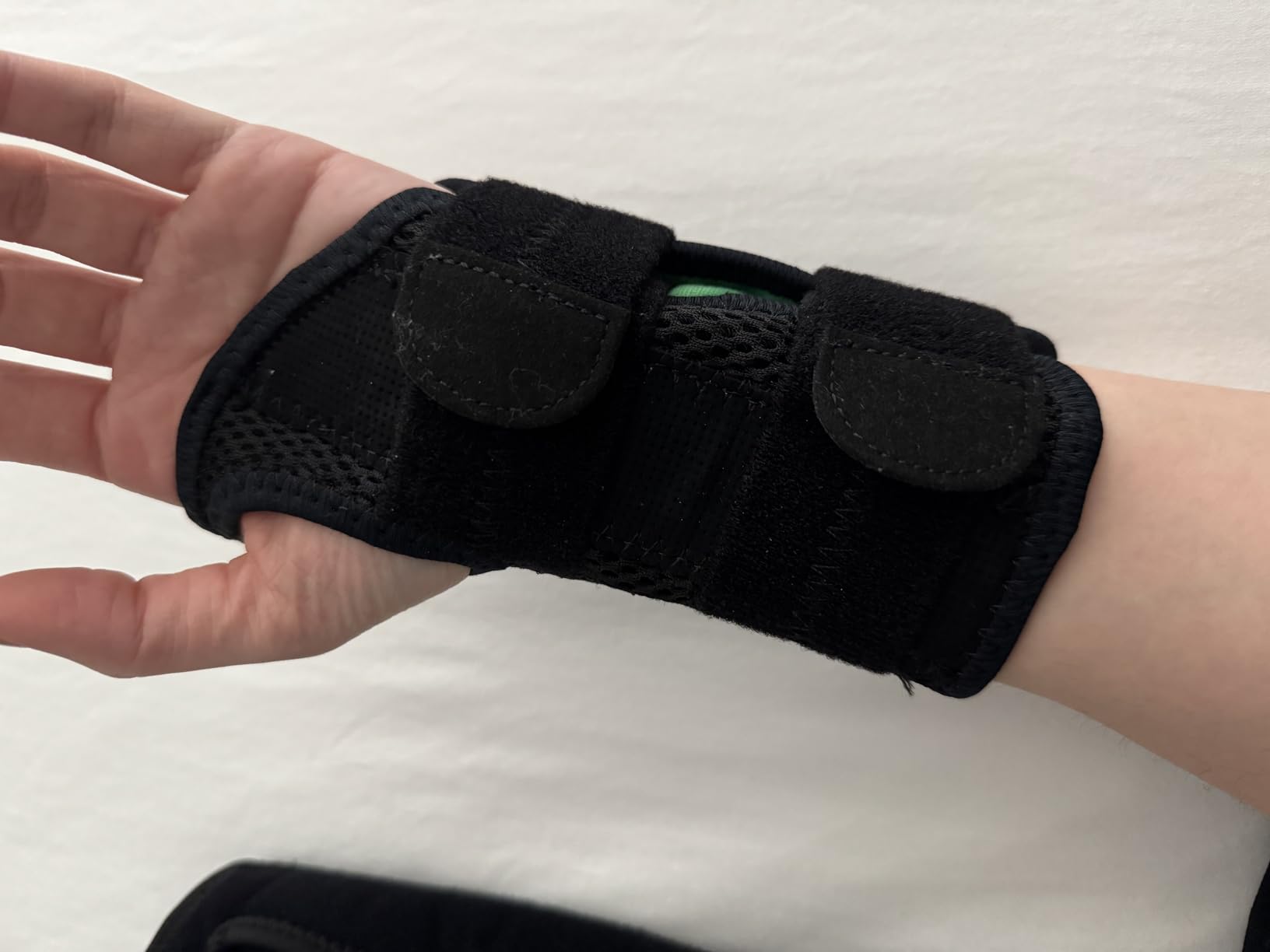 MUELLER Sports Medicine Green Fitted Wrist Brace for Men and Women, Wrist Pain Relief Support, Ideal for Carpal Tunnel, Tendonitis, Arthritis, Left Hand, Black, Small/Medium customer photo 1