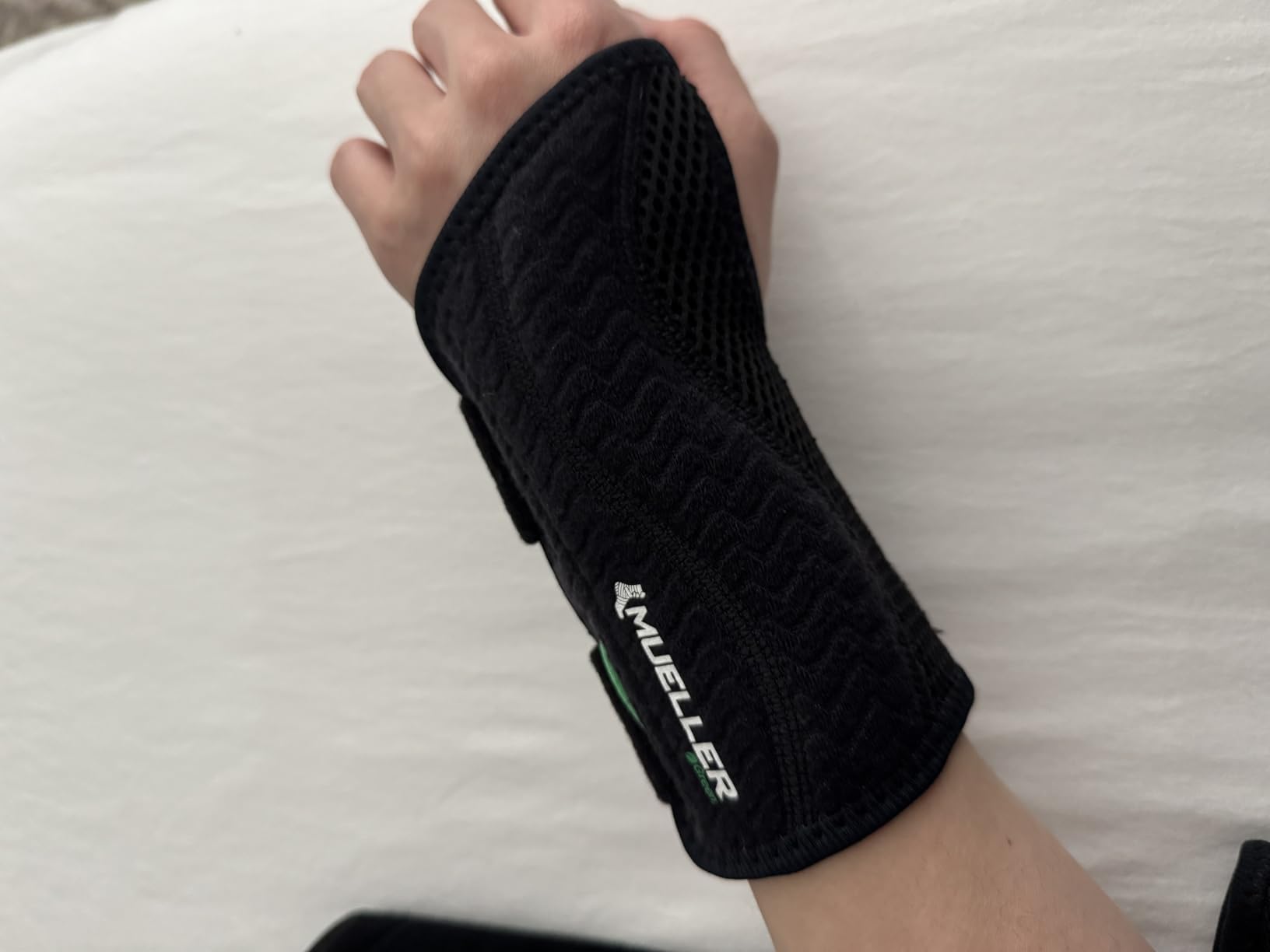 MUELLER Sports Medicine Green Fitted Wrist Brace for Men and Women, Wrist Pain Relief Support, Ideal for Carpal Tunnel, Tendonitis, Arthritis, Left Hand, Black, Small/Medium customer photo 2