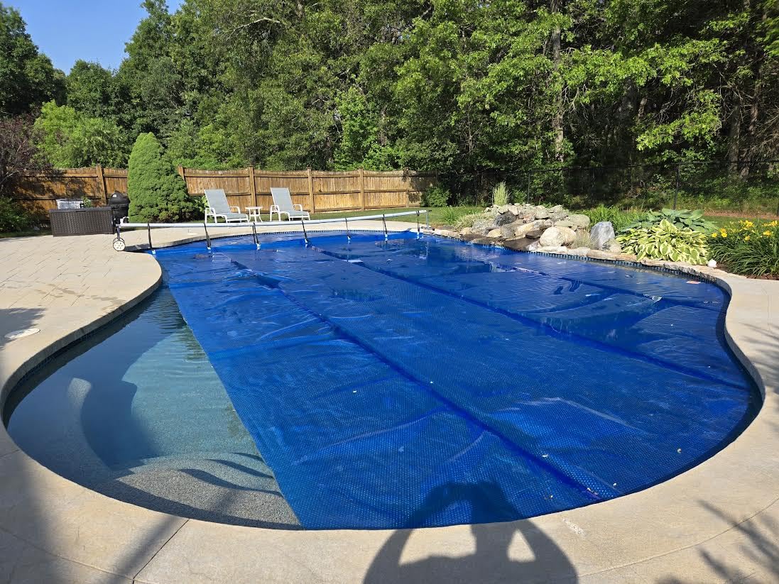 Blue Wave 16-ft x 32-ft Rectangular Pool Solar Blanket - 12-mil Solar Pool Cover with Thermal Bubbles to Retain Heat and Reduce Evaporation customer photo 1