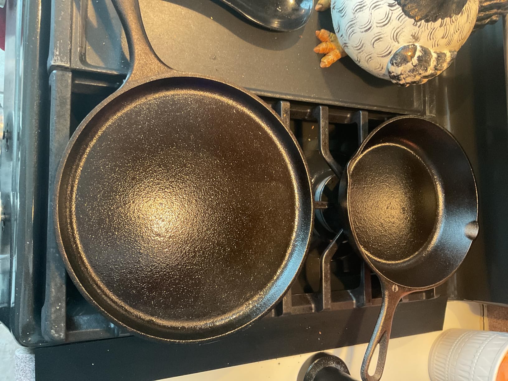 Lodge Cast Iron 5-Piece Set, PFAS-Free Pre-Seasoned Kitchen Set | Includes Skillets, Griddle & Dutch Oven for Non-Toxic Everyday Cooking, Made in USA customer photo 1