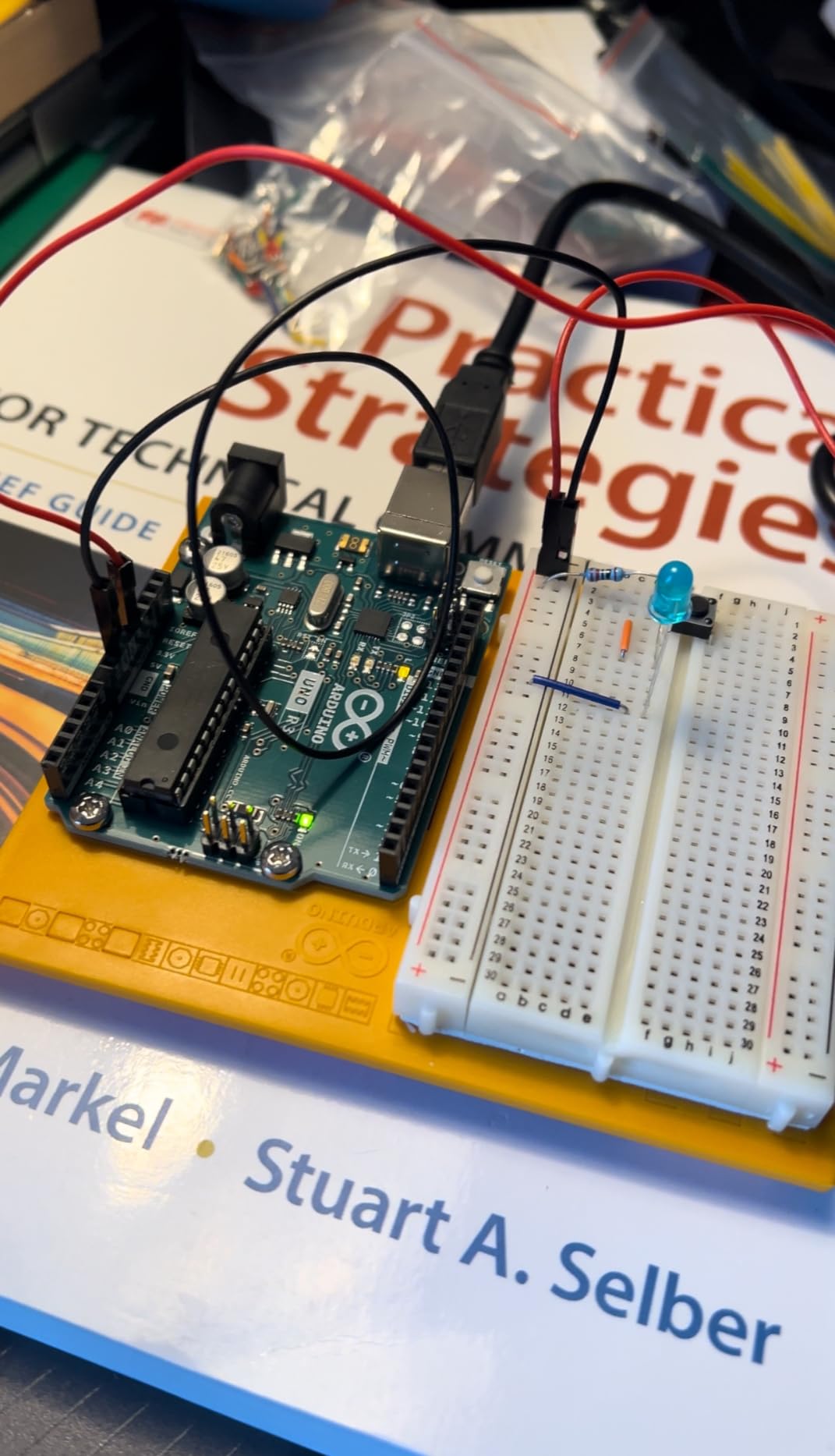 Official Arduino Starter Kit [K000007] - 12 DIY Projects with Electronic Components & English Projects Book customer photo 2