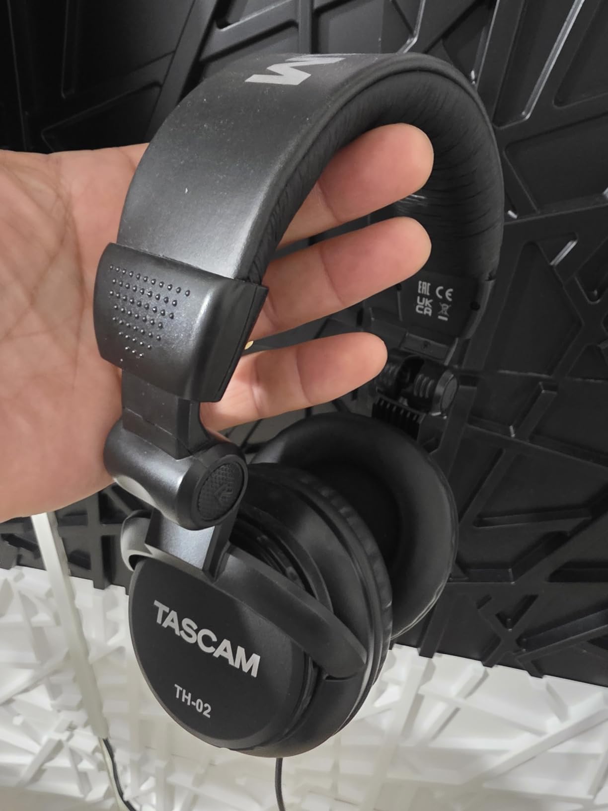 TASCAM TH-02 Professional Studio Monitor Headphones, Wired, Over Ear - for Recording, Podcast, DJ, Music and Guitar, with 1/4 Inch Jack Adapter customer photo 2
