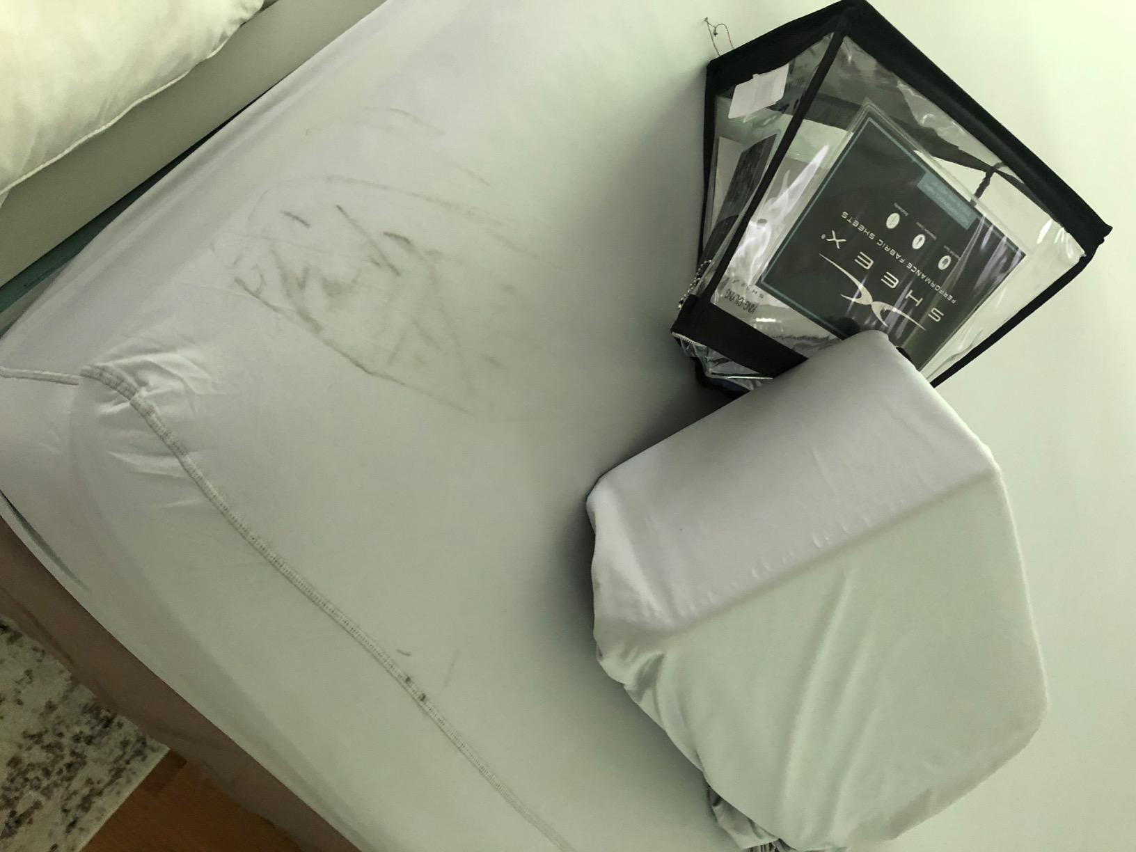 SHEEX - Original Performance Sheets Set (Queen) Graphite - Cooling Sheets - Moisture Wicking - 1 Flat Cooling Sheet, 1 Fitted Cooling Sheet, 2 Pillow Covers - Wrinkle Free - Sleep Aid customer photo 2
