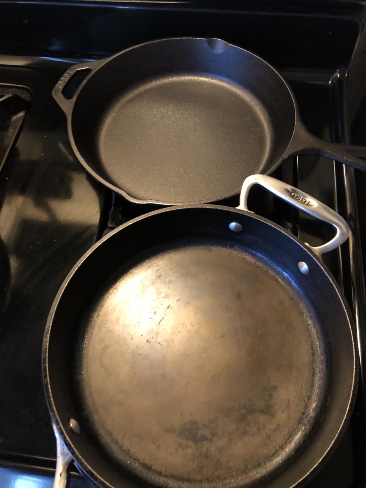 Lodge Seasoned Cast Iron Skillet - Quality Frying Pan for the Stove, Oven, Grill & Campfire - Includes Silicone Hot Handle Holder - Non-Toxic, Nonstick & Long-Lasting - 12 Inches customer photo 2