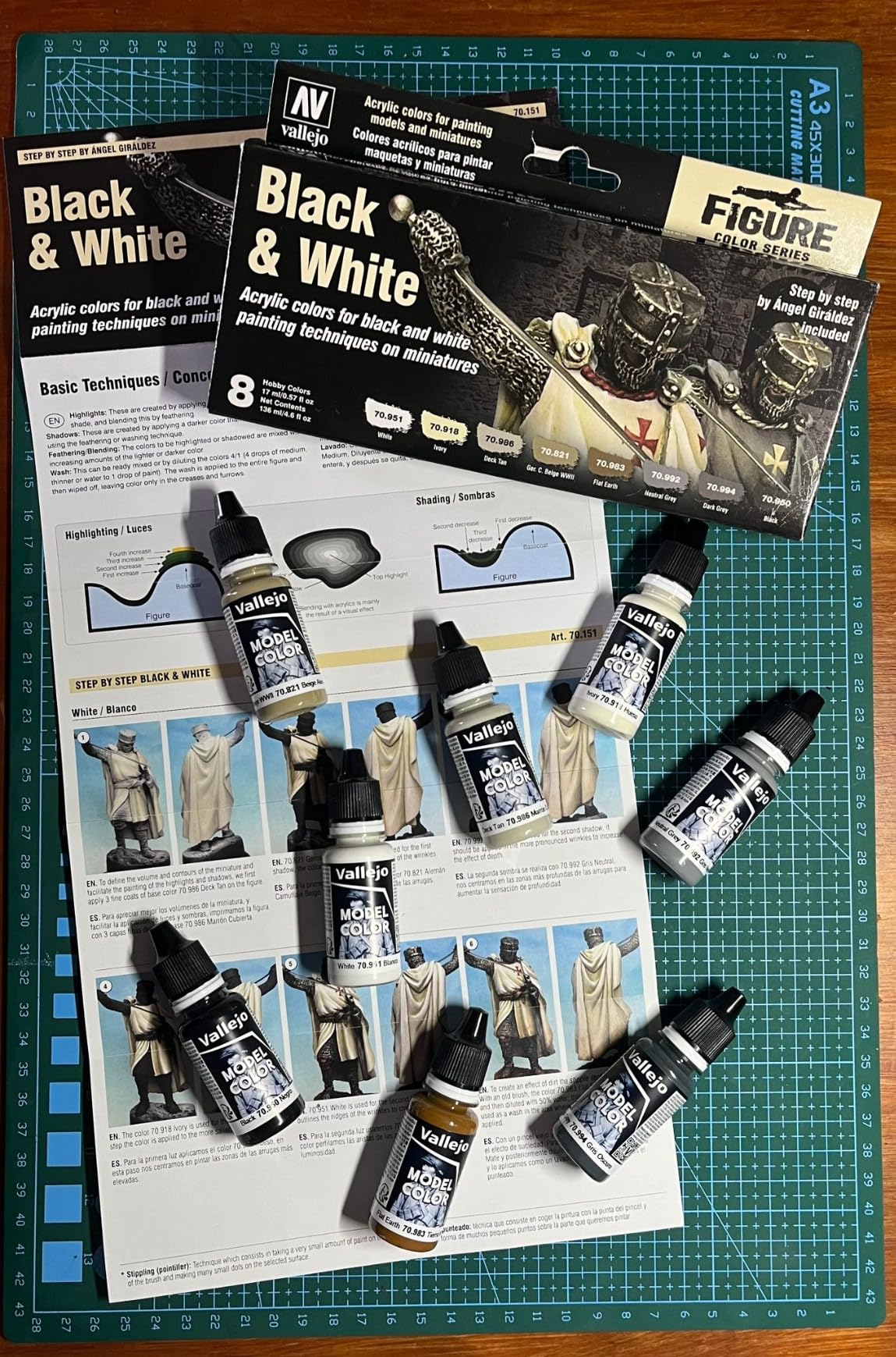 Vallejo Black & White Acrylic Paint Set | Model Color | Figure Color Series Miniature Model Kit to Achieve Different Nuances with Artist-Grade Pigments | 8 Bottles x 18 ml. (0.60 fl.oz) customer photo 2