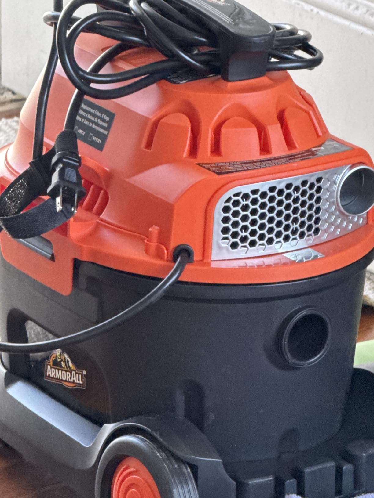 Armor All AA255W Wet/Dry Utility Vac 2.5 Gallon, 2.5-Gallon,120 Volts (AC), Orange/Black customer photo 1