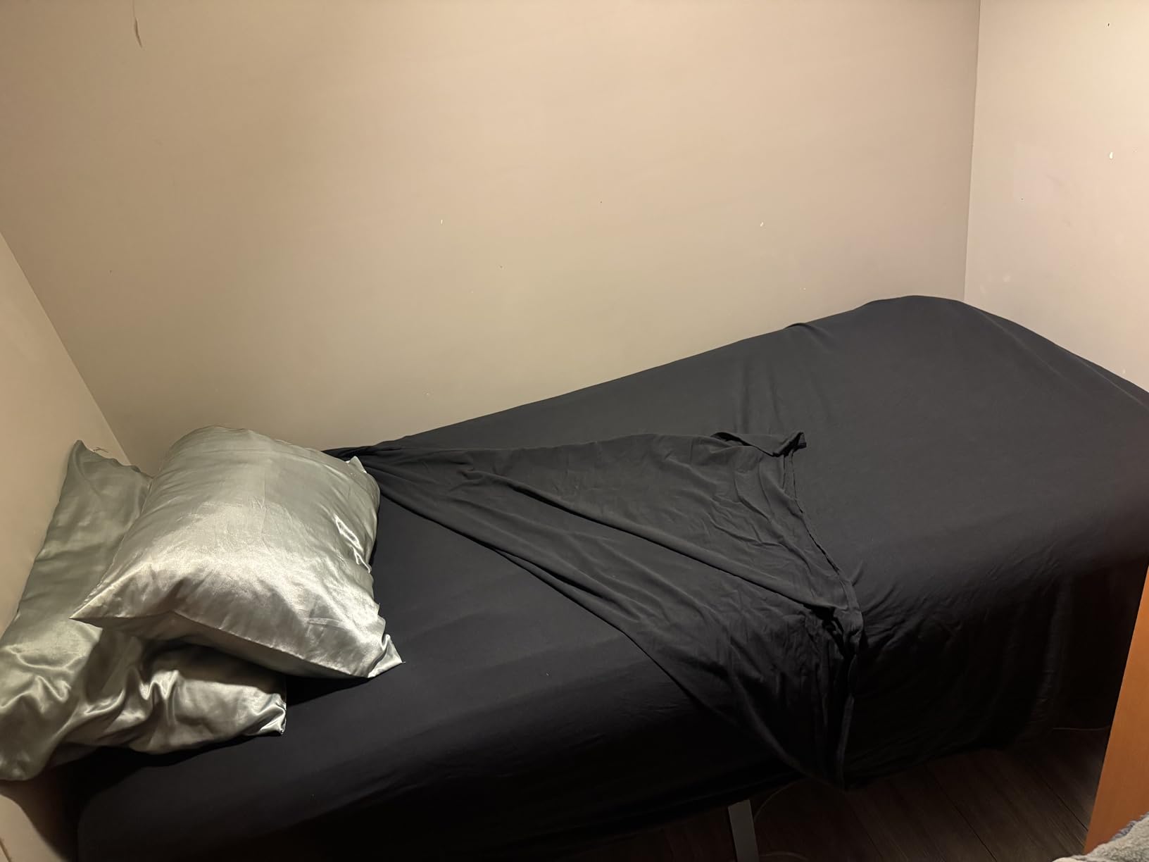 Amazon Basics 4-Piece Soft, Breathable 100% Cotton Jersey Knit Bed Sheet Set with Deep Pockets, Includes Flat and Fitted Sheets, Pillowcase, Queen, Oatmeal, Solid customer photo 1