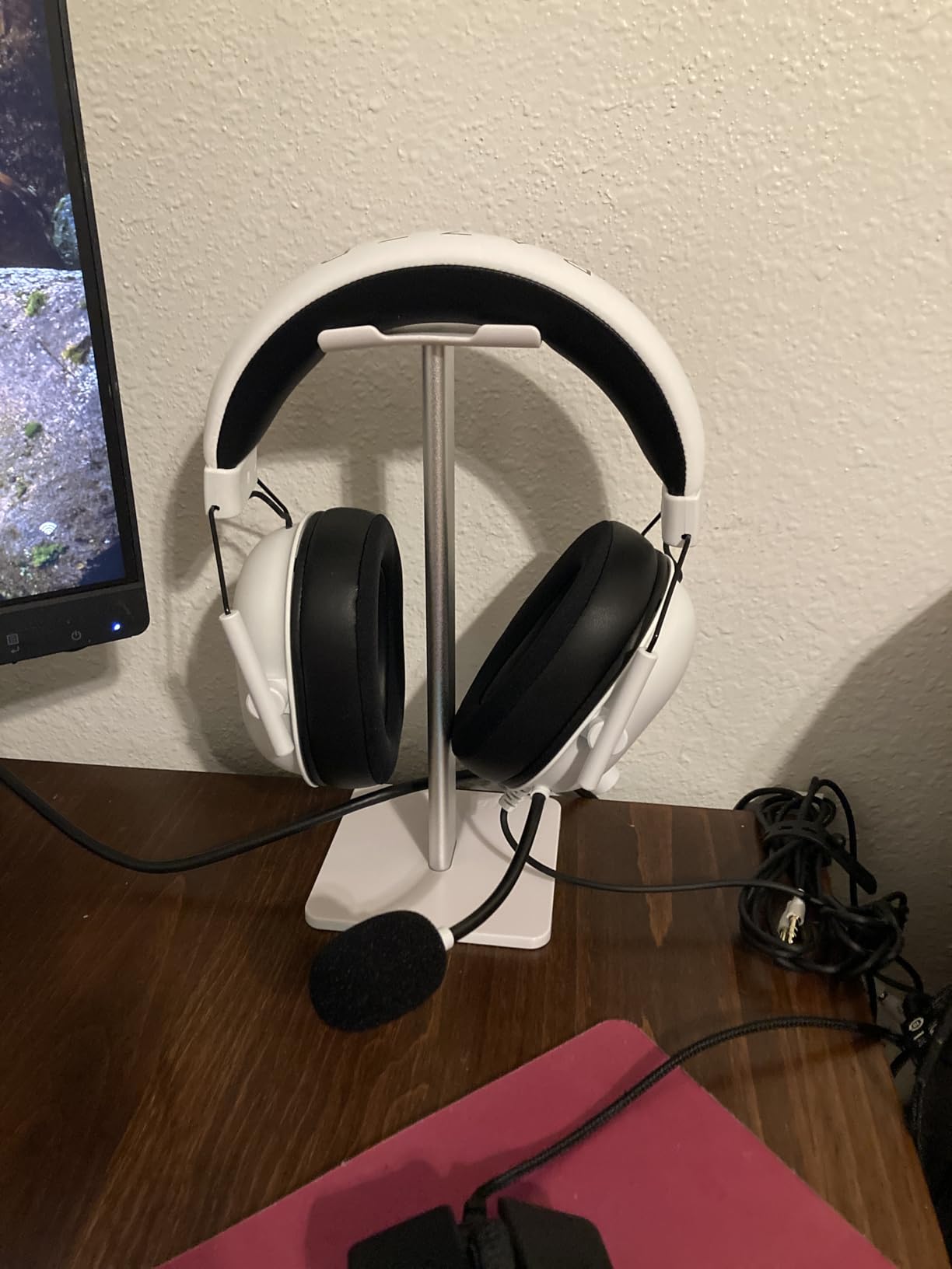 New Bee Headphone Stand Headset Holder Earphone Stand with Aluminum Supporting Bar Flexible Headrest ABS Solid Base for All Headphones Size (Black) customer photo 1