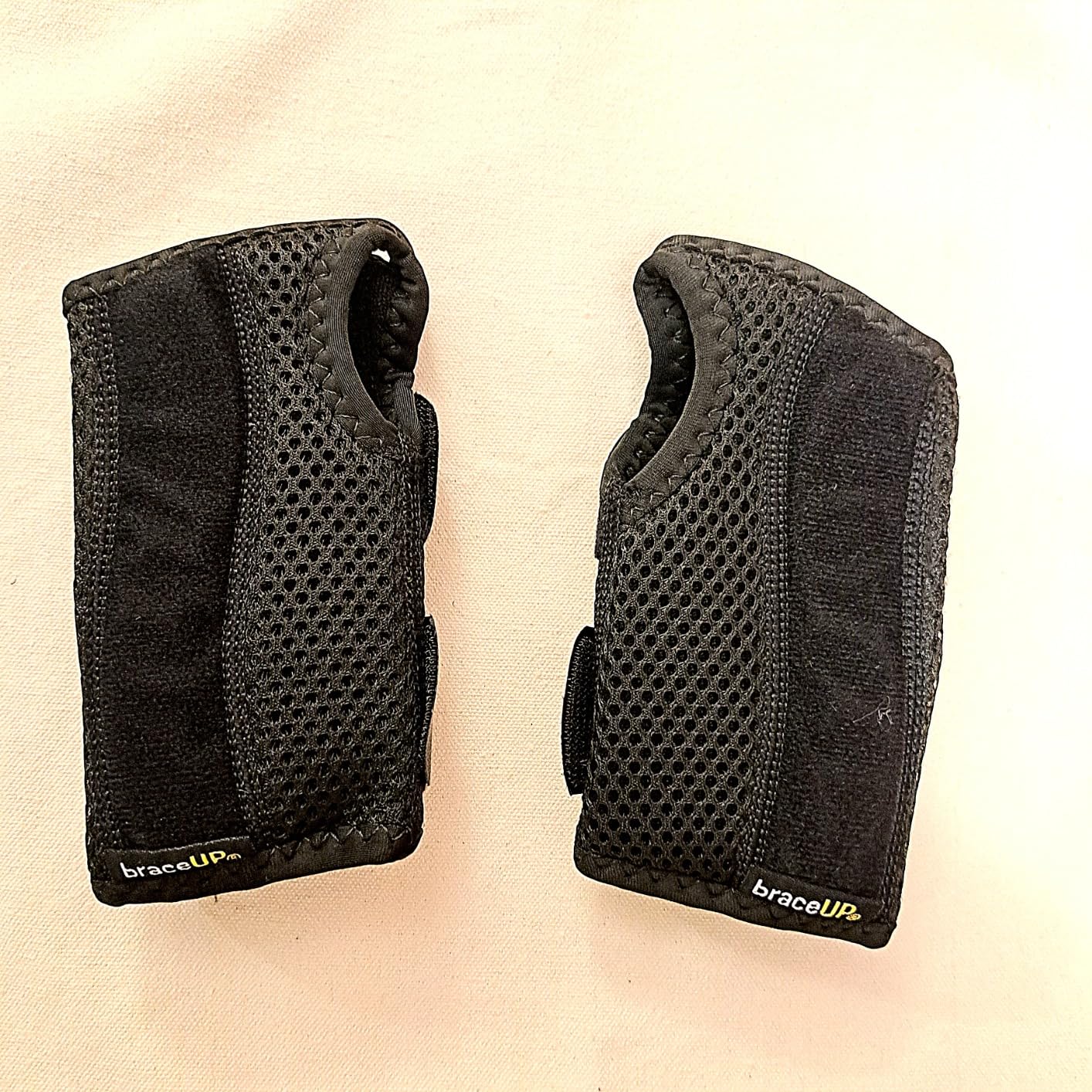BraceUP Wrist Splint for Carpal Tunnel Right Left Hand Wrist Support for Women and Men, Daytime and Night Use, Wrist Brace for Pain Relief and Arthritis - Left Wrist (S/M) customer photo 1