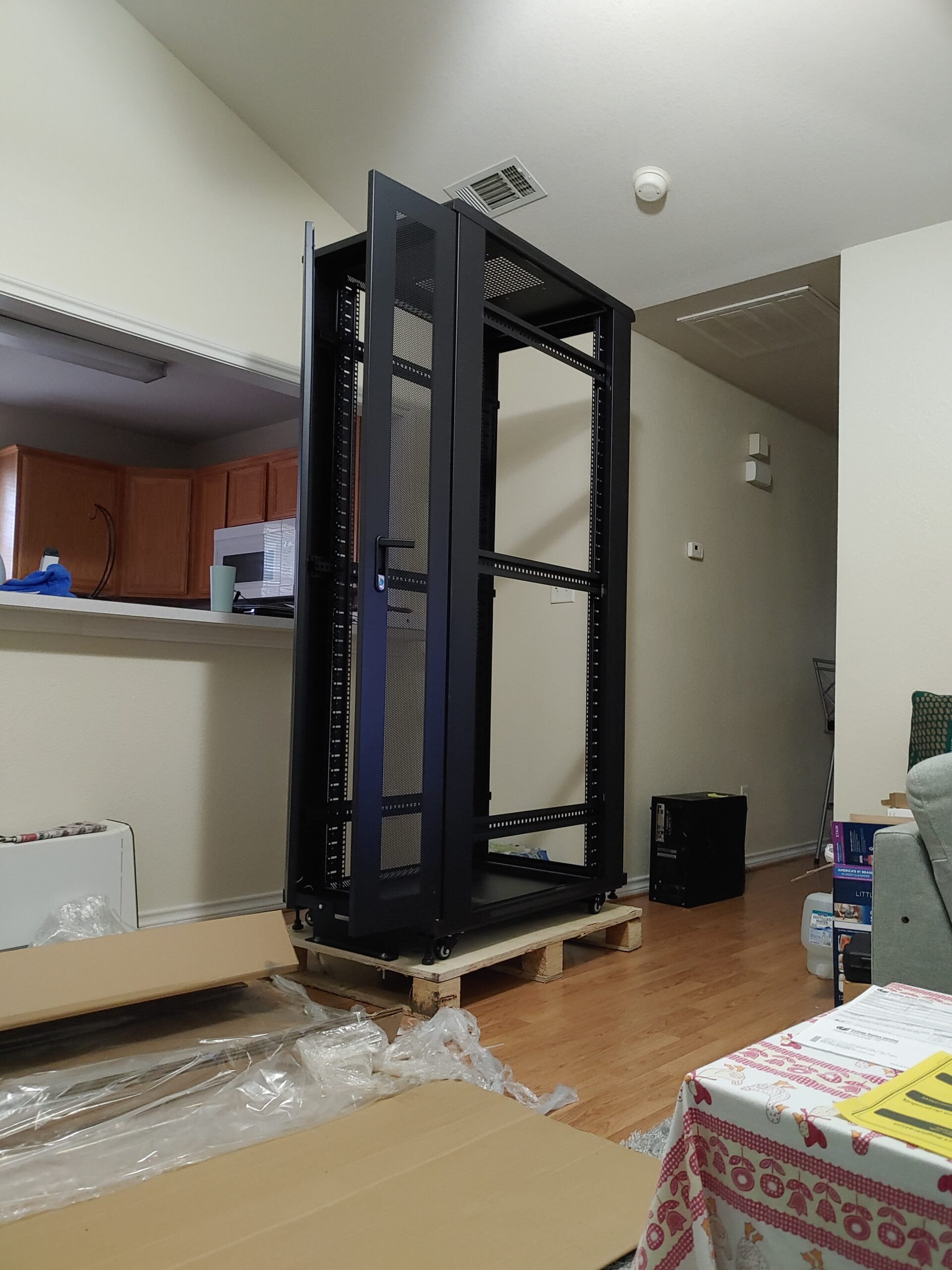 StarTech 42U Enterprise-Grade Server Rack Cabinet Kit, 19in Enclosed 4-Post Rack with Built-in Cable Management, 35in (89cm) Mounting Depth, 3307lb (1500kg) Capacity customer photo 1
