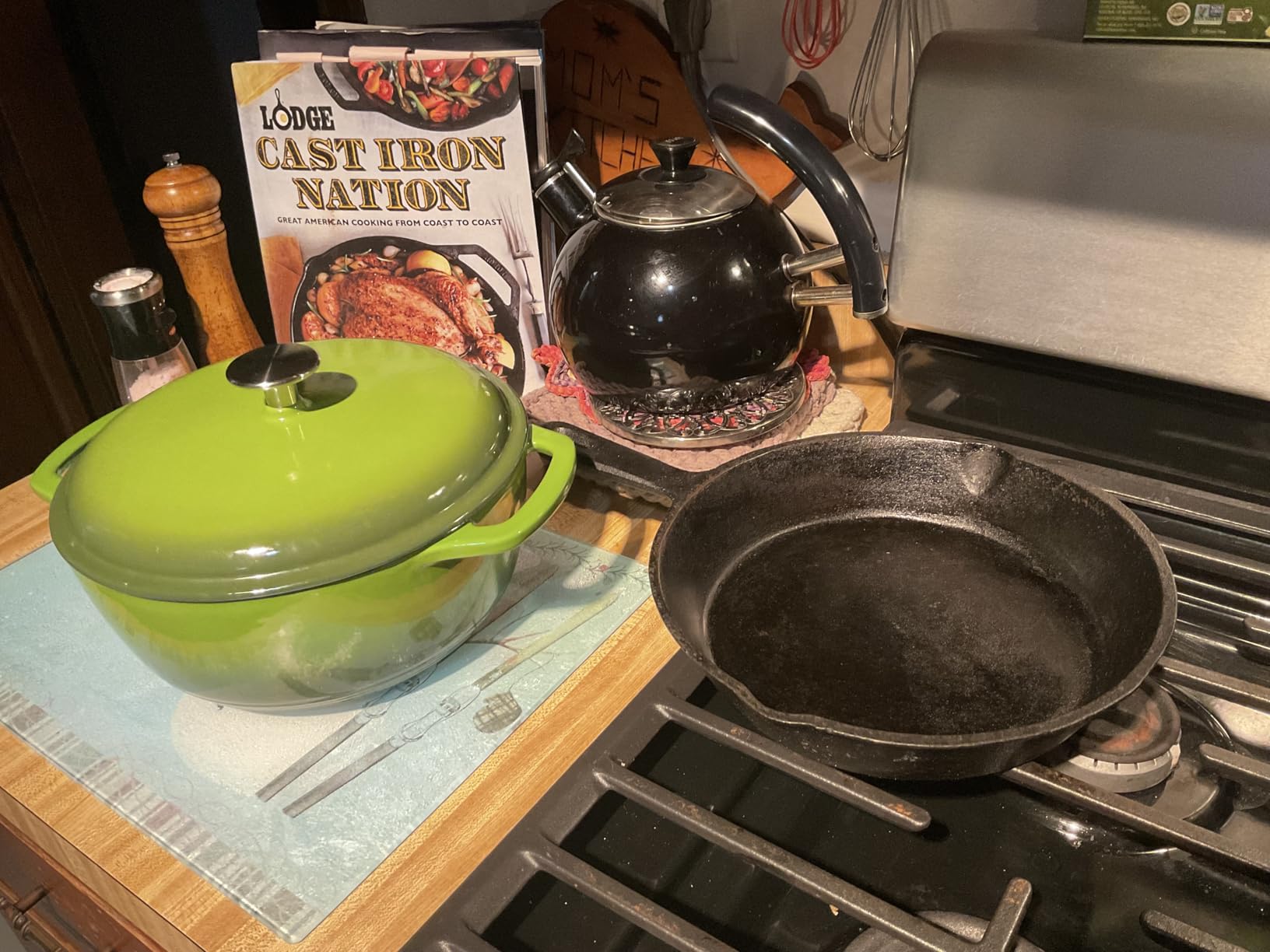 Amazon Basics Enameled Cast Iron Dutch Oven Pot with Lid, Round, Dual Handles, Heavy-Duty, Oven Safe, 6-Quart, Blue customer photo 2