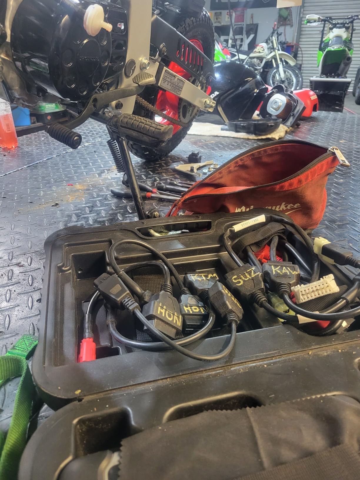 Autel Scanner MaxiCOM MK808S: 2026 Bidirectional Tool as MK808BT Pro MX808S M808Z, Work as MaxiCheck MX900 MK900BT, 28+ Service, Active Test, All System Diagnose, Injector C0ding, FCA Autoauth OS 11 customer photo 1