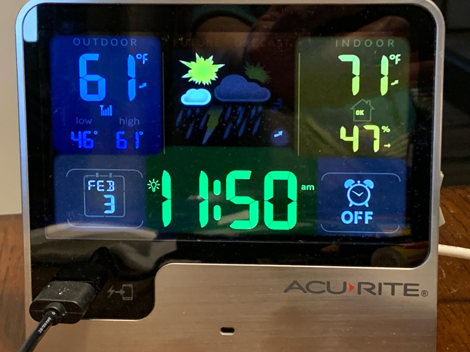 AcuRite 01129M Alarm Clock with USB Charger, Outdoor Temperature & Weather Forecas customer photo 1