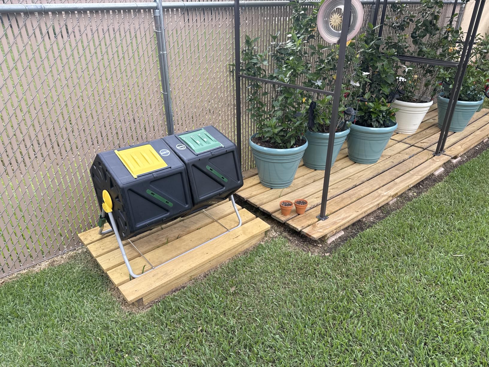 Miracle-Gro Large Dual Chamber Compost Tumbler - Easy-Turn, Fast-Working System - All-Season, Heavy-Duty, High Volume Composter with 2 Sliding Doors (2 x 27.7 gallons) customer photo 1