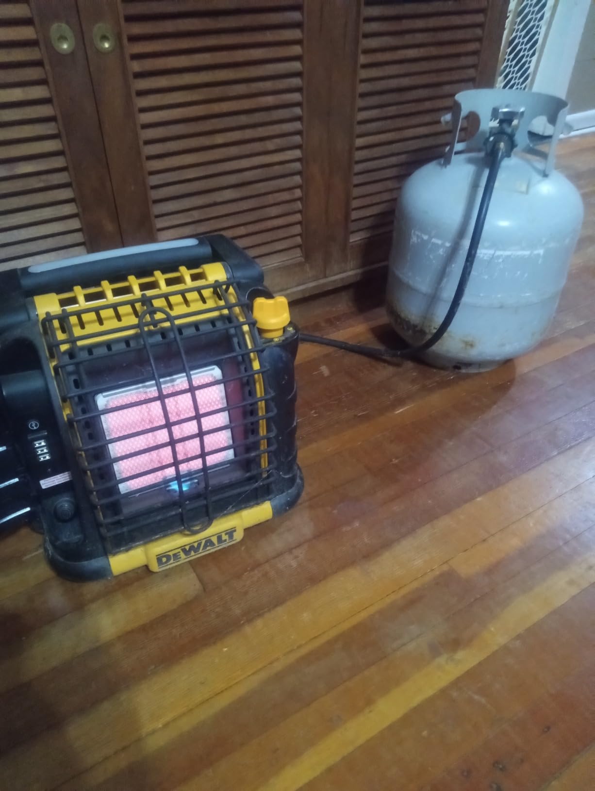 DEWALT 12,000 BTU Cordless Portable Propane Radiant Heater customer photo 1