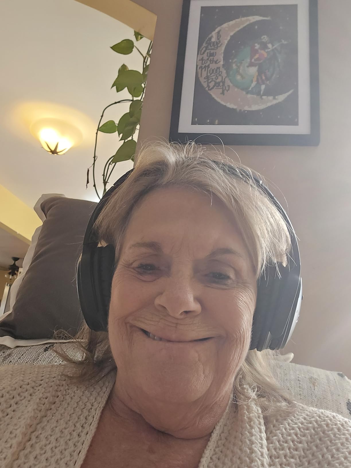 Bose QuietComfort 35 (Series II) Wireless Headphones, Noise Cancelling - Black (Renewed) customer photo 2