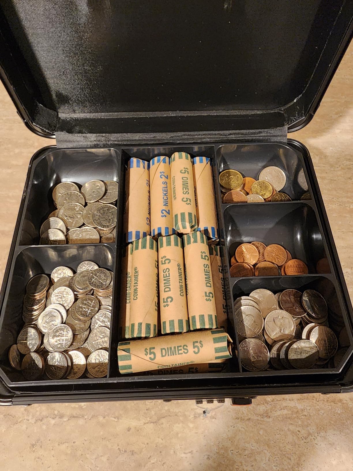 Vaultz Locking Cash Box with Bill and Coin Tray, Combination Lock, 8.5 x 4 x 10 Inches, Tactical Black (VZ00308) customer photo 2