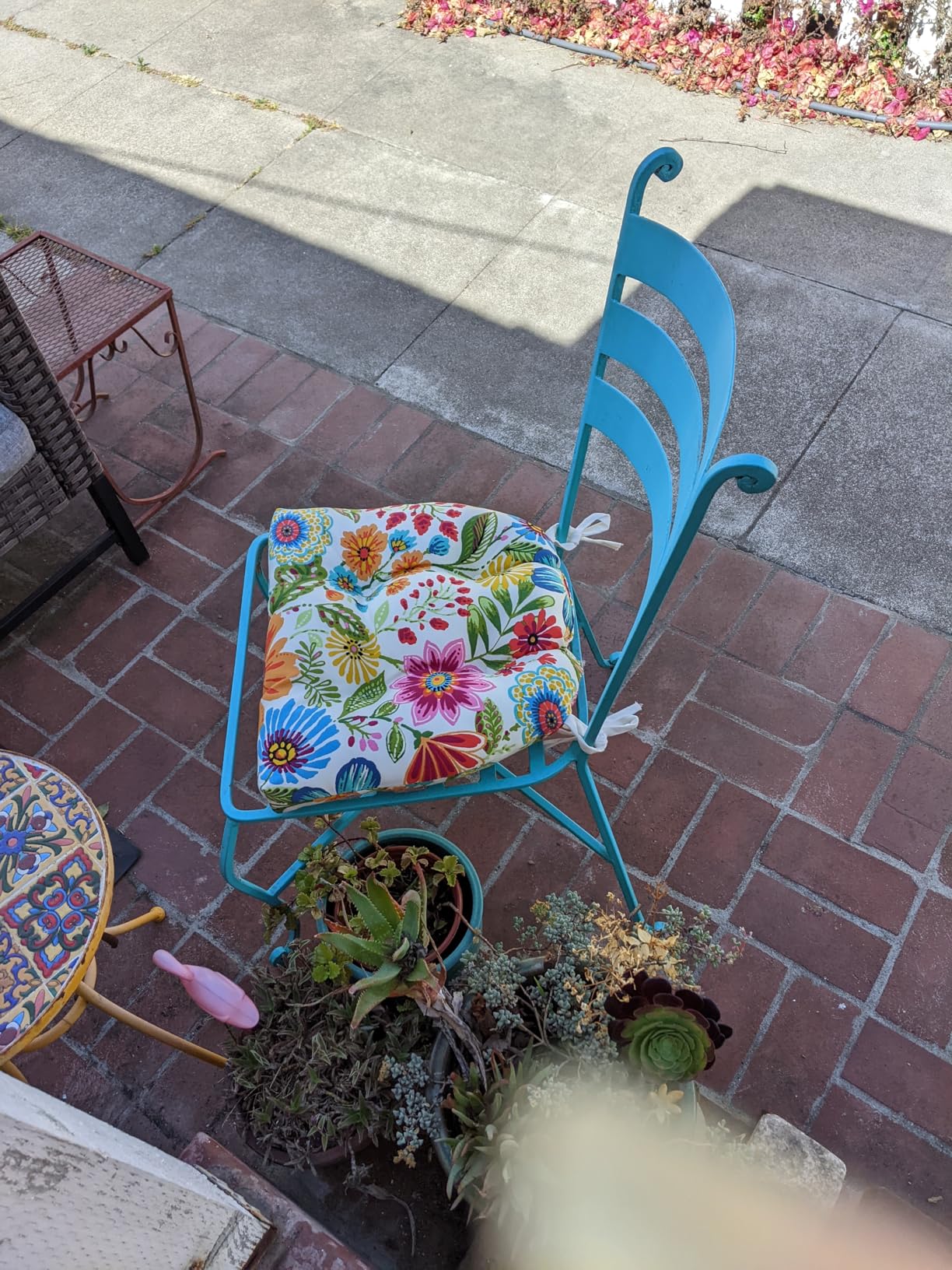 Pillow Perfect Bright Floral Indoor/Outdoor Tufted Wicker Chair Pad with Ties, 15.5