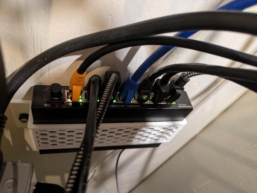 NETGEAR 8-Port Gigabit Ethernet Unmanaged Network Switch (GS308) customer photo 1