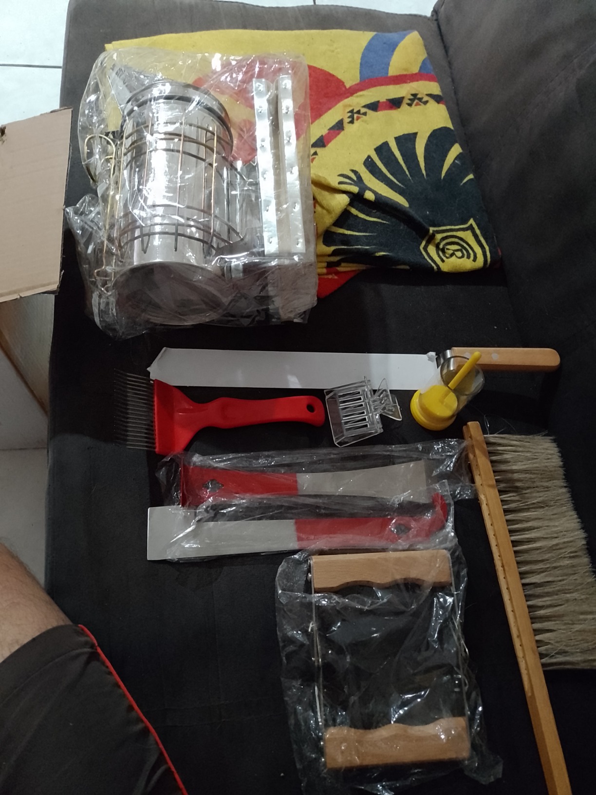 BeeCastle 9 Pcs Beekeeping Tools Kit with Organizer Tote for Beekeepers customer photo 1