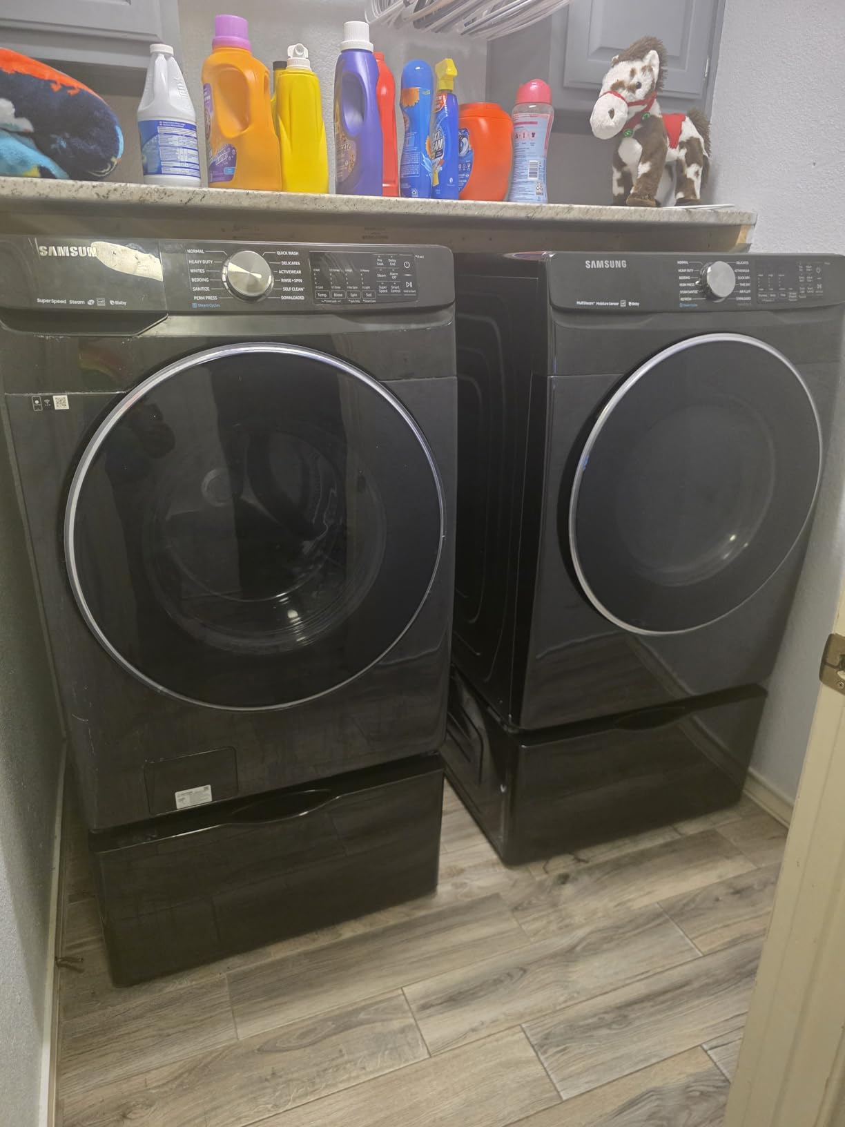 Samsung 27-Inch Washer Dryer Pedestal Stand w/ Pull Out Laundry Storage Drawer, Stainless Steel, WE402NV/A3, Brushed Black customer photo 1