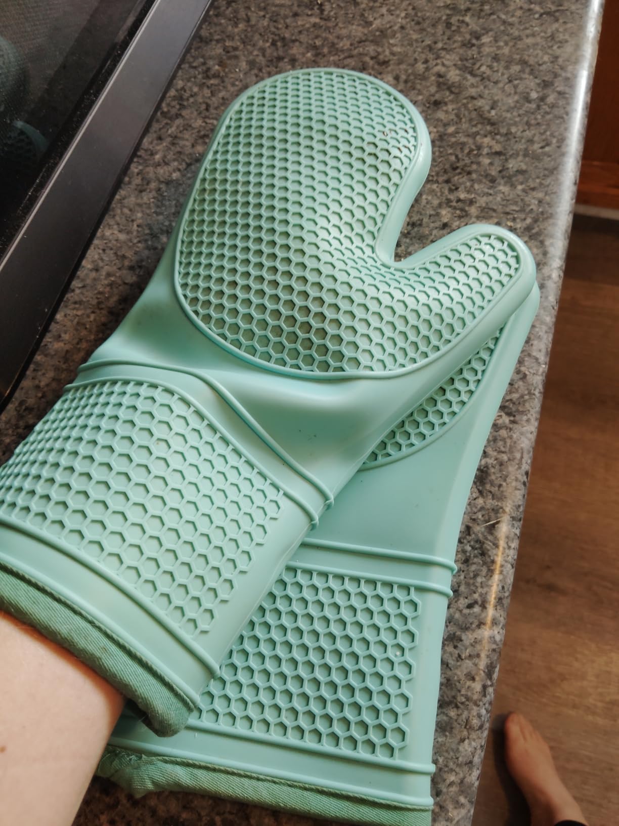 GORILLA GRIP BPA-Free Soft Silicone Oven Mitts, Heat Resistant and Waterproof Cooking Safety Gloves, Thick Cotton Lining, Flexible Gripping, Kitchen Potholders Set, for Grilling, BBQ, 12.5x8.3, Black customer photo 2