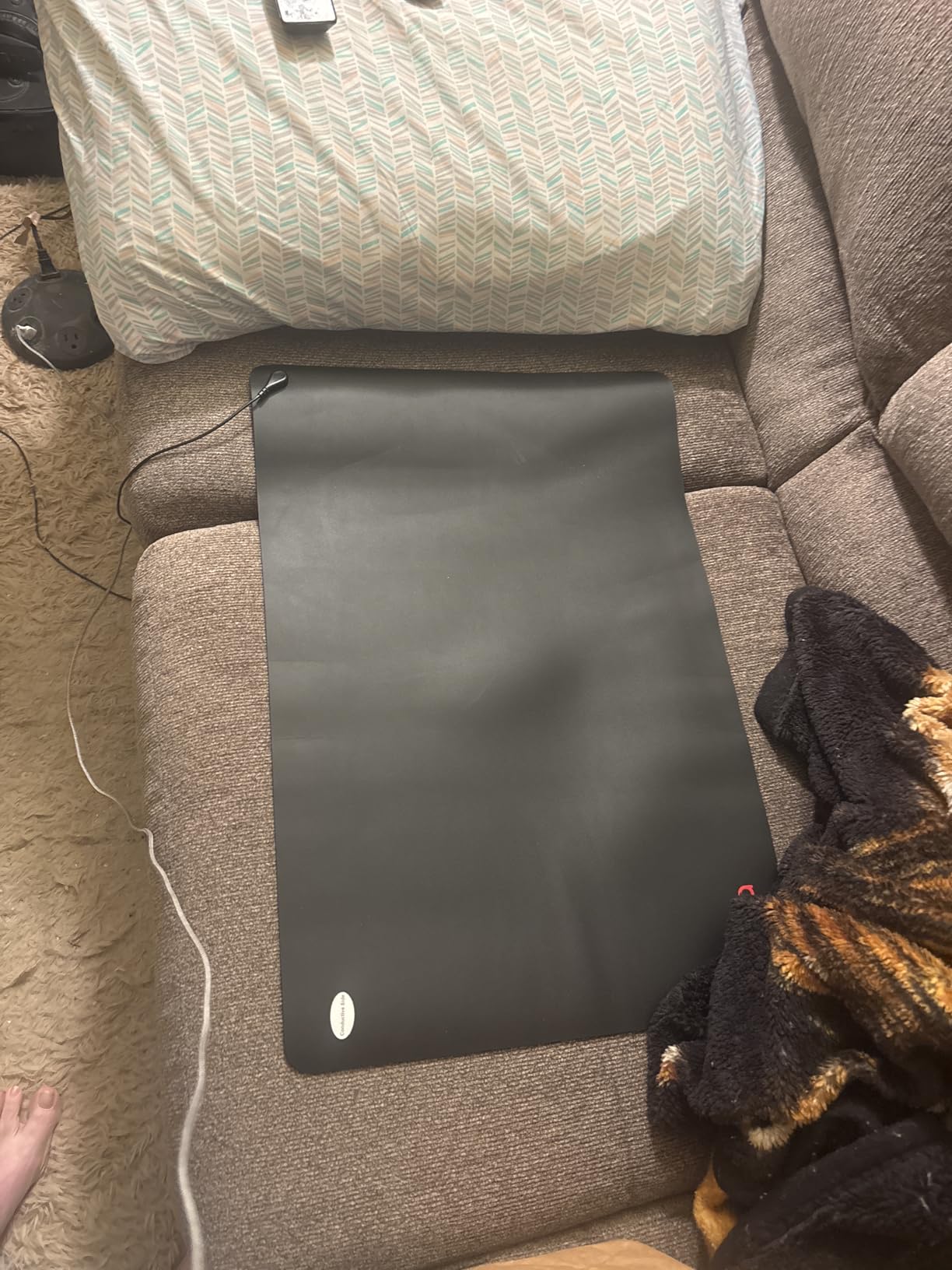Hooga Grounding Mat for Sleep, Energy, Pain Relief, Inflammation, Balance, Wellness. Earth Connected Indoor Grounding for Home, Office, Work. 15 Foot Cord Included. Conductive Carbon customer photo 1