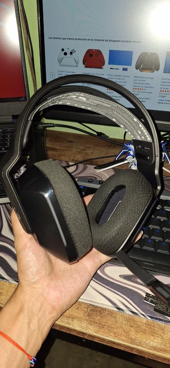 Logitech G733 Lightspeed Wireless Gaming Headset - Suspension Headband - Lightsync RGB - Blue VO!CE Mic - PRO-G Audio - Black - Gaming Headset Wireless - PC, PS5, PS4, Switch Compatible customer photo 2
