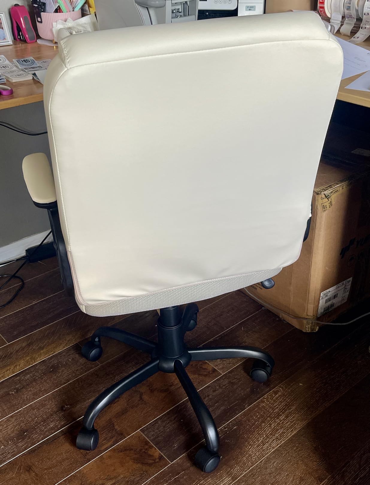 Amazon Basics Classic Puresoft PU Padded Mid-Back Office Desk Chair with Armrest, Easy Assembly, Sturdy Metal Base, Wheels, 275lb Support customer photo 1