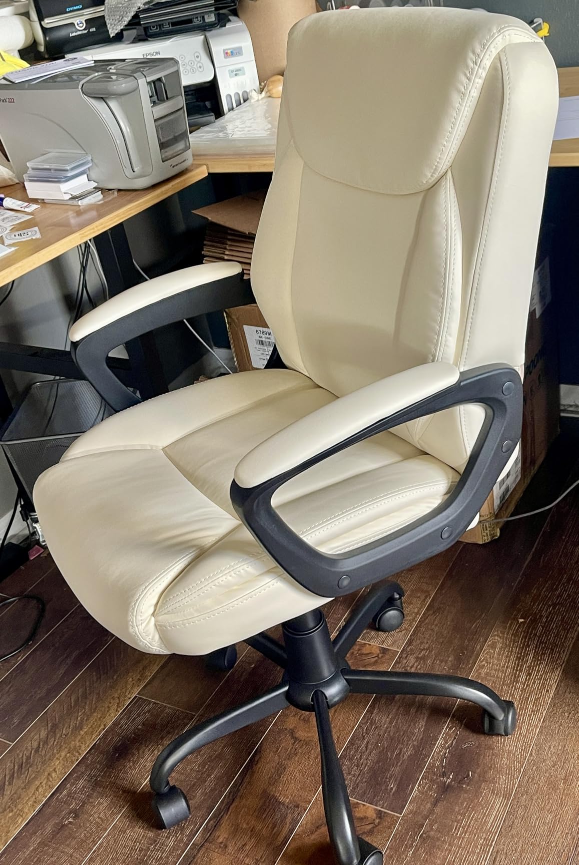 Amazon Basics Classic Puresoft PU Padded Mid-Back Office Desk Chair with Armrest, Easy Assembly, Sturdy Metal Base, Wheels, 275lb Support customer photo 2