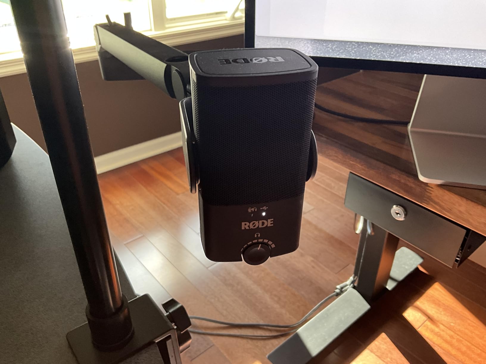 RØDE NT-USB Mini Studio-Quality USB Condenser Microphone | Free Software for Podcasting, Streaming, Gaming, Music Production, Vocal and Instrument Recording, Black customer photo 1