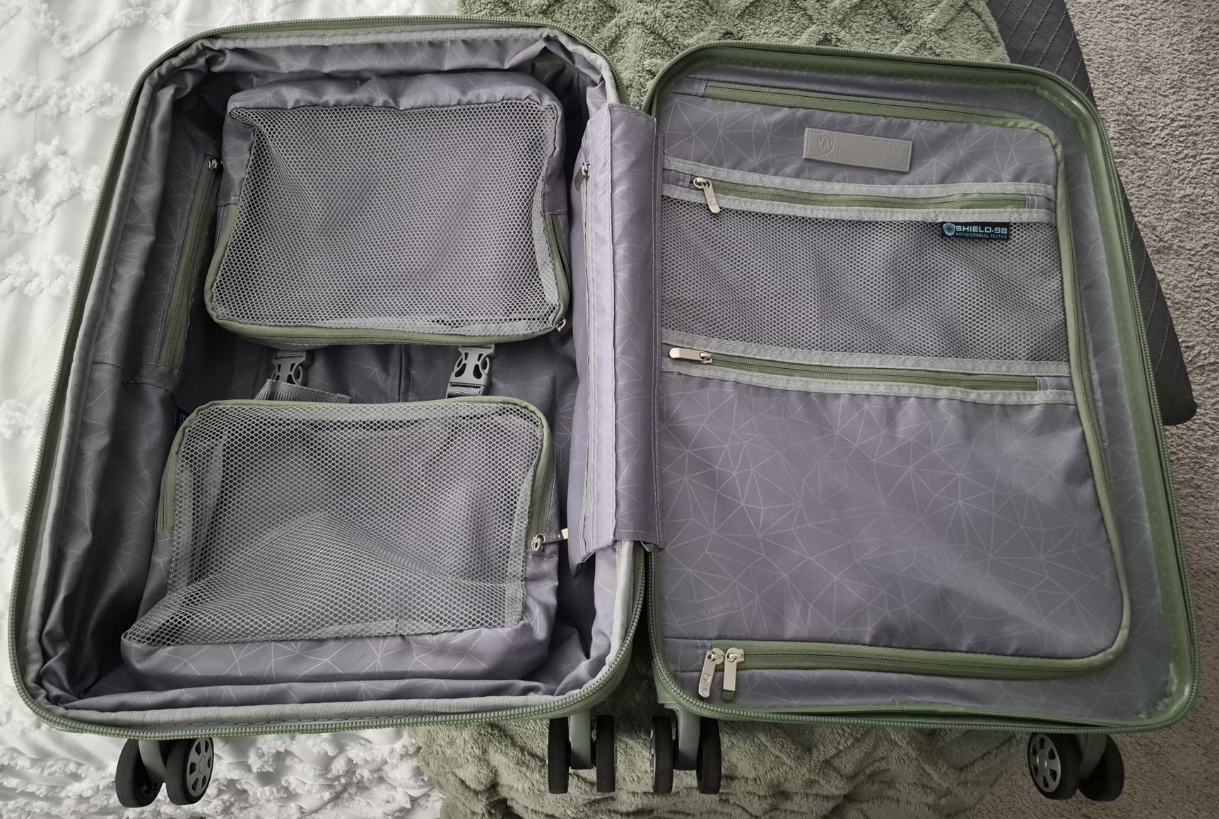 Pagosa Hardshell Expandable Luggage with Spinner Wheels, Black, 26-Inch Medium customer photo 1