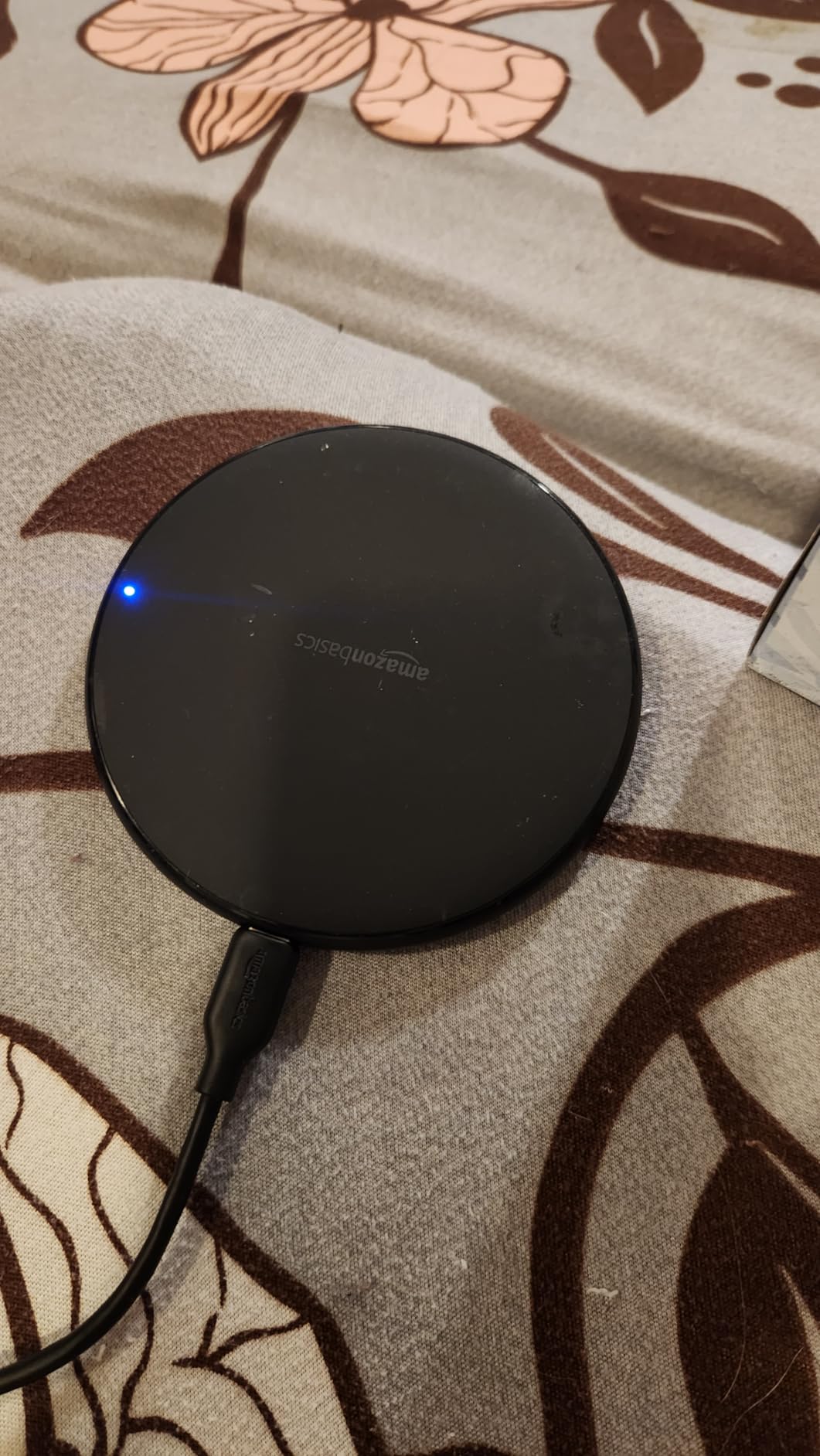 Amazon Basics 15W Qi Certified Fast Wireless Charging Pad with USB Cable for iPhone 15/14/13/12/11/X, Samsung and LG, Case Compatible, Black customer photo 1