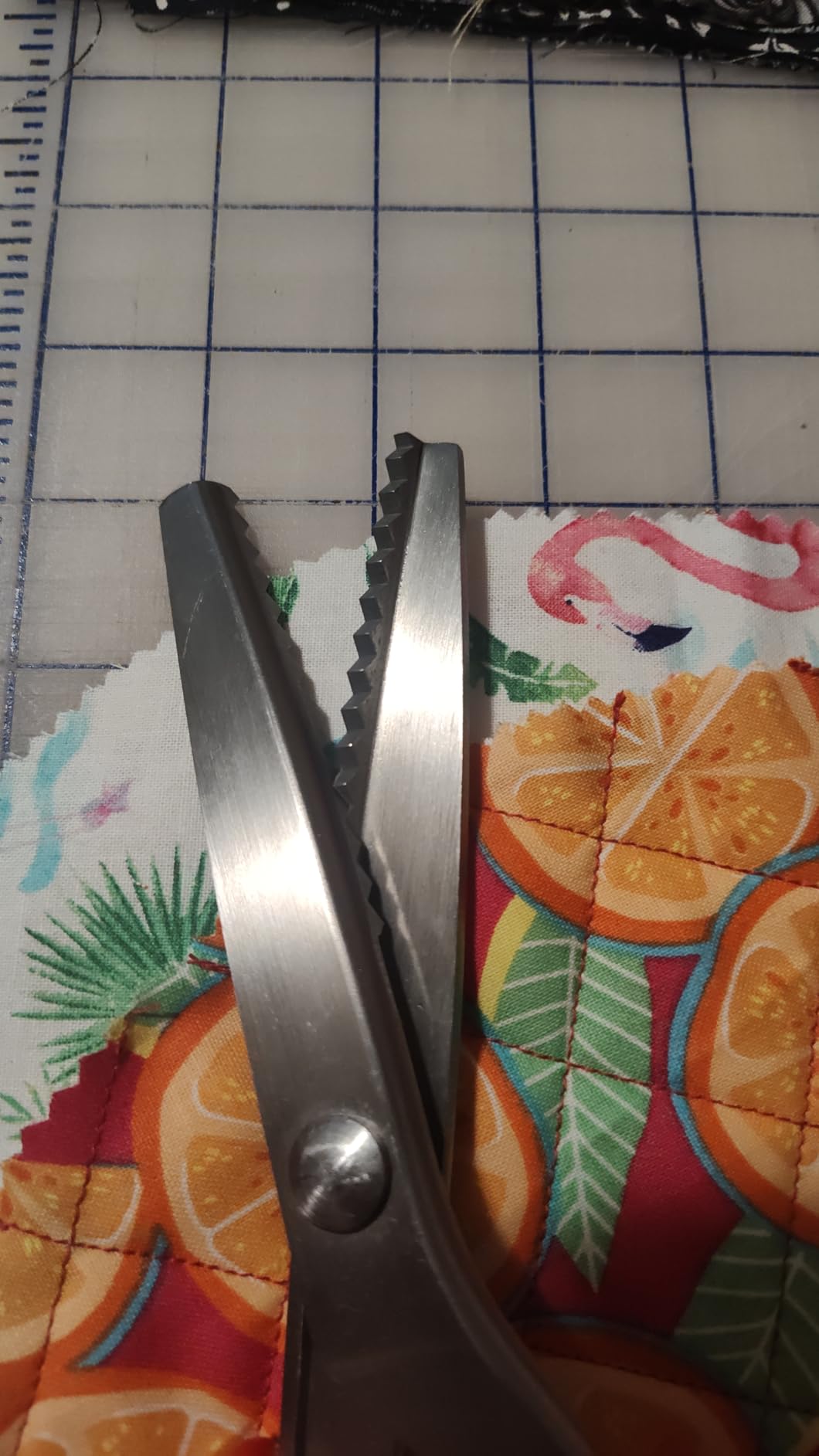 Pinking Shears Serrated,Comfort Grips Handled, Professional Dressmaking Sewing Craft Zig Zag Cut Scissors, Suitable for Many Kinds of Fabrics and Paper, 9 Inch Red customer photo 2