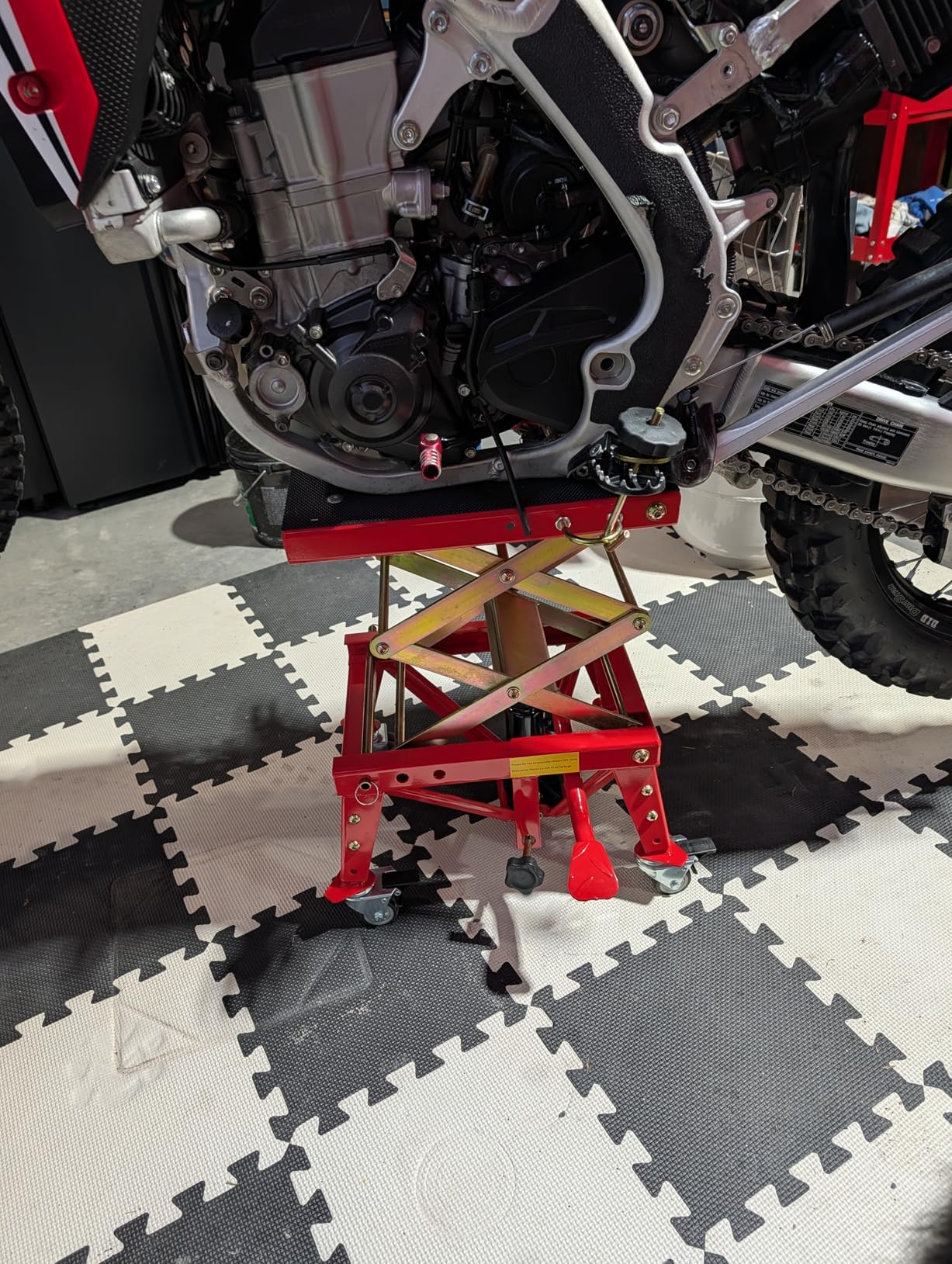 VIVOHOME 350 Lbs Heavy Duty Hydraulic Motorcycle Lift Jack, ATV Dirt Bike Foot Operated Scissor Stand Table with 4 Wheels and Removable Stopper, Red customer photo 1