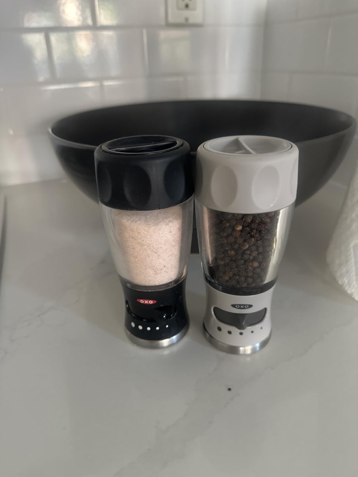 OXO Good Grips Contoured Mess-Free Pepper Grinder, Adjustable Ceramic Grinder with Five Settings, Black Pepper Mill for Home and Kitchen, Spice Tool and Kitchen Gadget customer photo 1