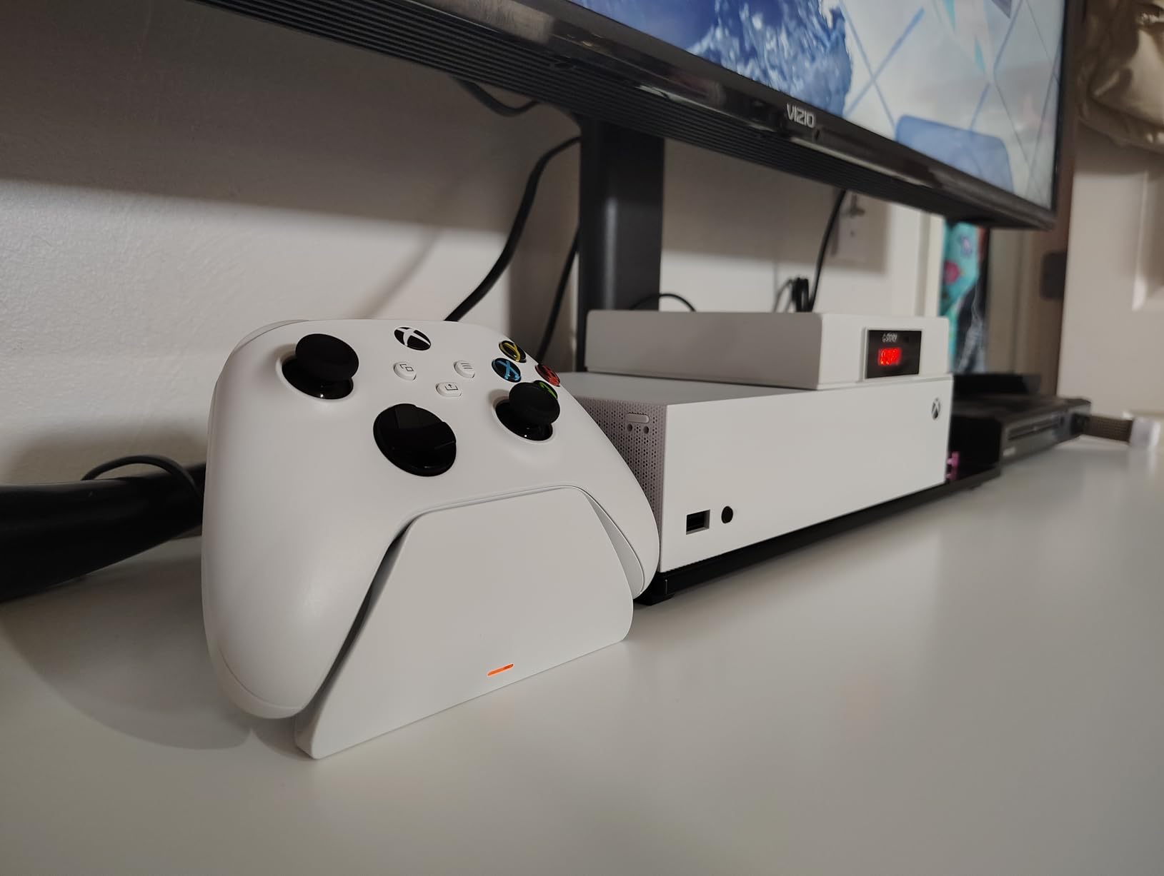 Robot White Universal Xbox Pro Charging Stand with 1200 mAh Rechargeable Battery, Charging Dock, Charging Station for Xbox Series X|S and Xbox One customer photo 1