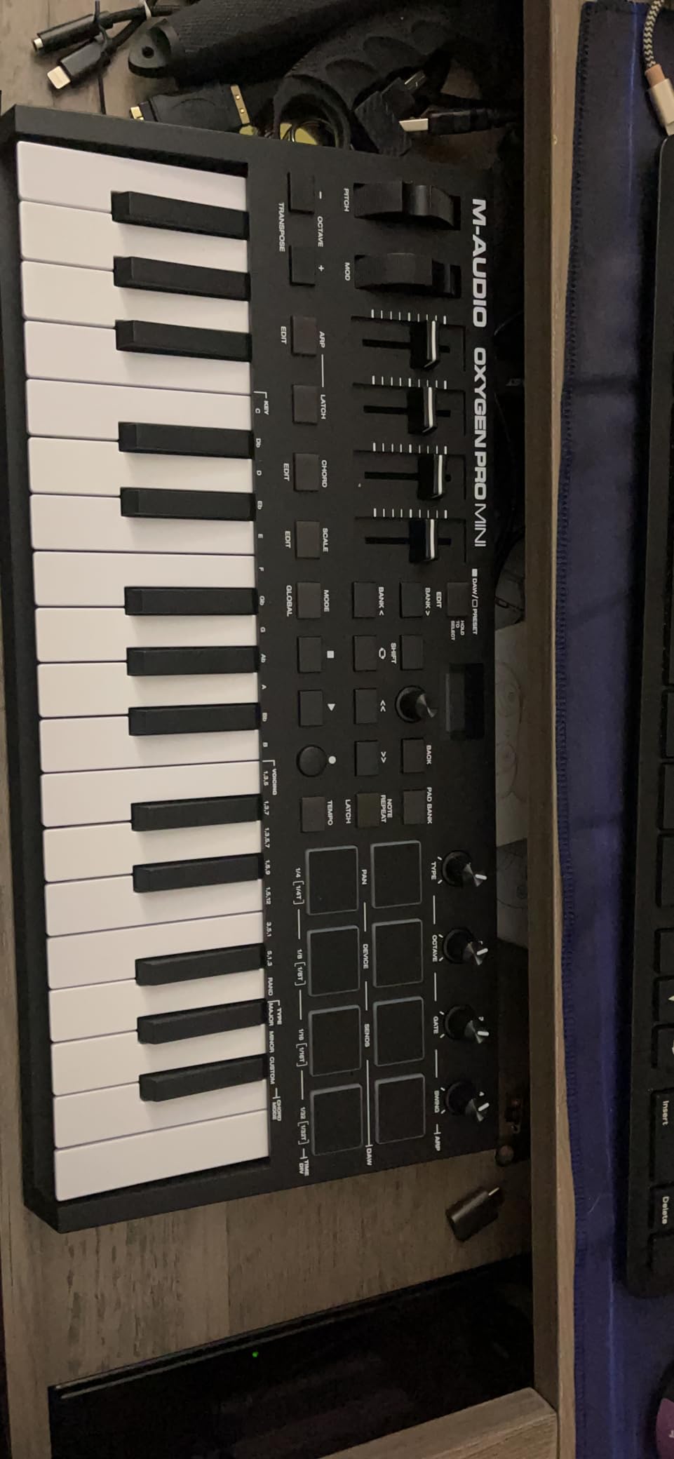 M-AUDIO Oxygen Pro Mini 32-Key USB MIDI Keyboard Controller for MacOS and WinOS, with Beat Pads, Assignable Knobs and Faders, and Native Instruments Sound Pack customer photo 1