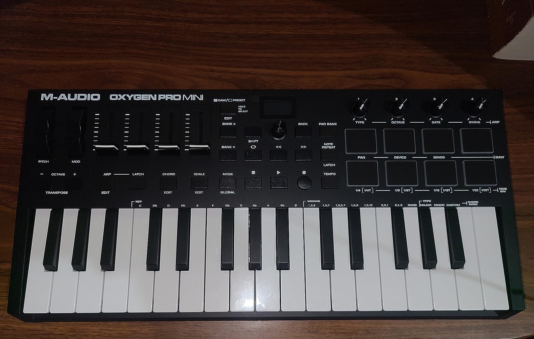 M-AUDIO Oxygen Pro Mini 32-Key USB MIDI Keyboard Controller for MacOS and WinOS, with Beat Pads, Assignable Knobs and Faders, and Native Instruments Sound Pack customer photo 2