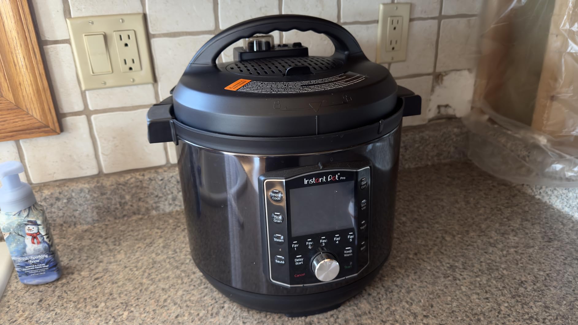 Instant Pot Pro (8 QT) 10-in-1 Pressure Cooker, Slow Cooker, Rice/Grain Cooker, Steamer, Sauté, Sous Vide, Yogurt Maker, Sterilizer, and Warmer, Includes App with Over 800 Recipes, Black customer photo 1