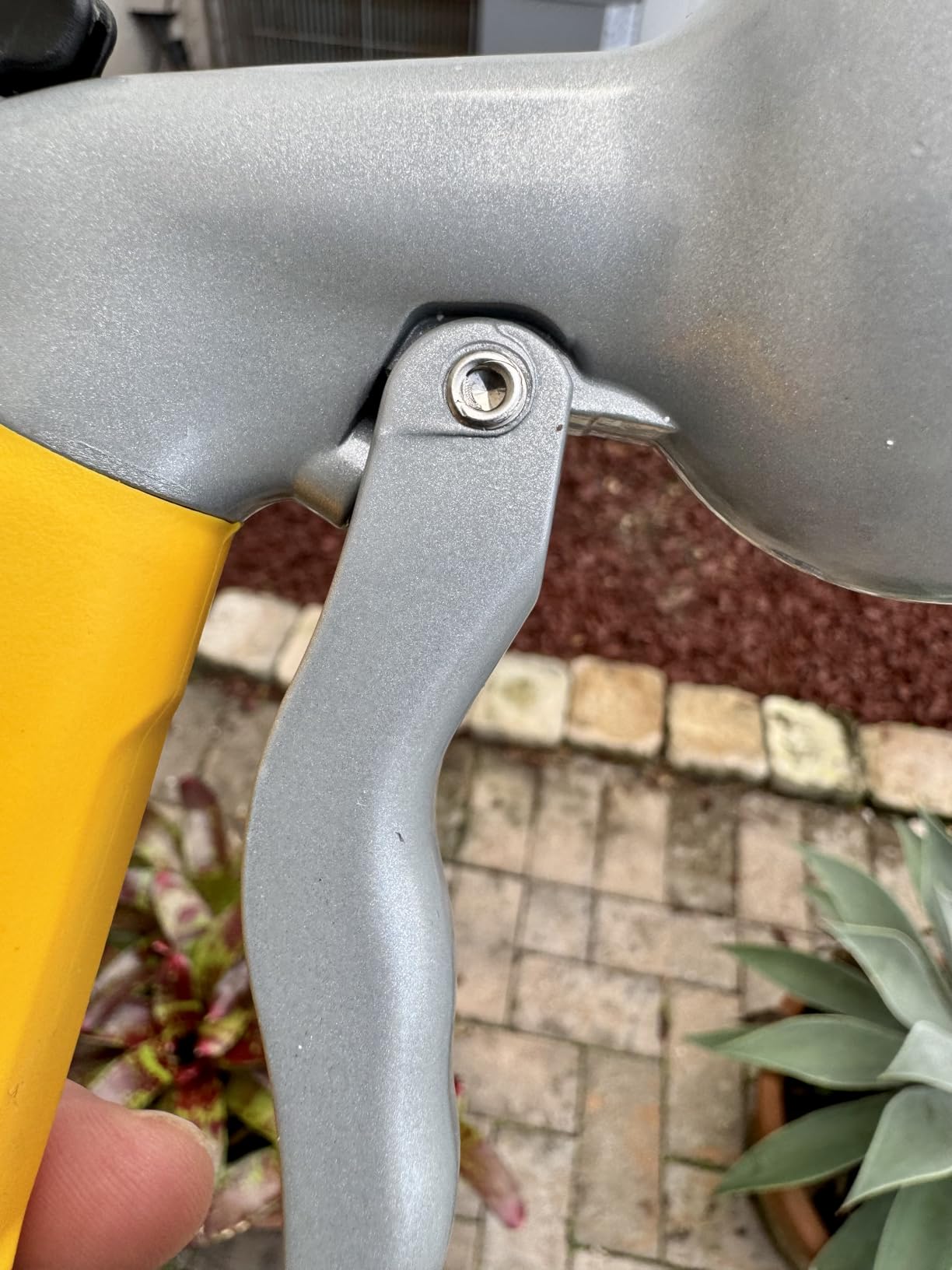 Garden Hose Nozzle, Heavy Duty Metal Water Hose Nozzle with 7 Adjustable Spray Patterns, High Pressure Hand Sprayer with Flow Control for Watering Plants & Lawns, Washing Cars & Pets customer photo 2