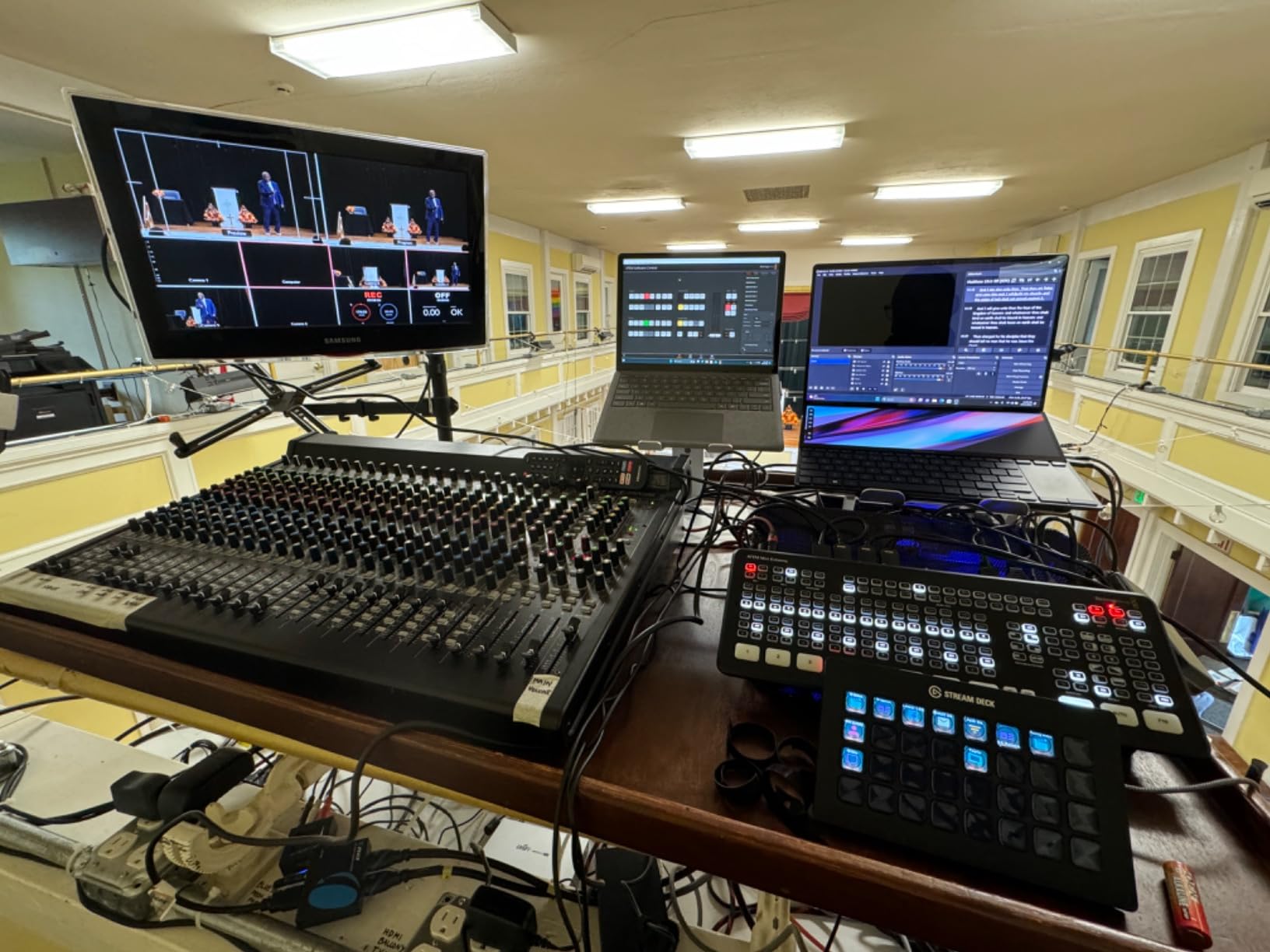ATEM Mini Extreme HDMI Live Stream Switcher (SWATEMMINICEXT) customer photo 1
