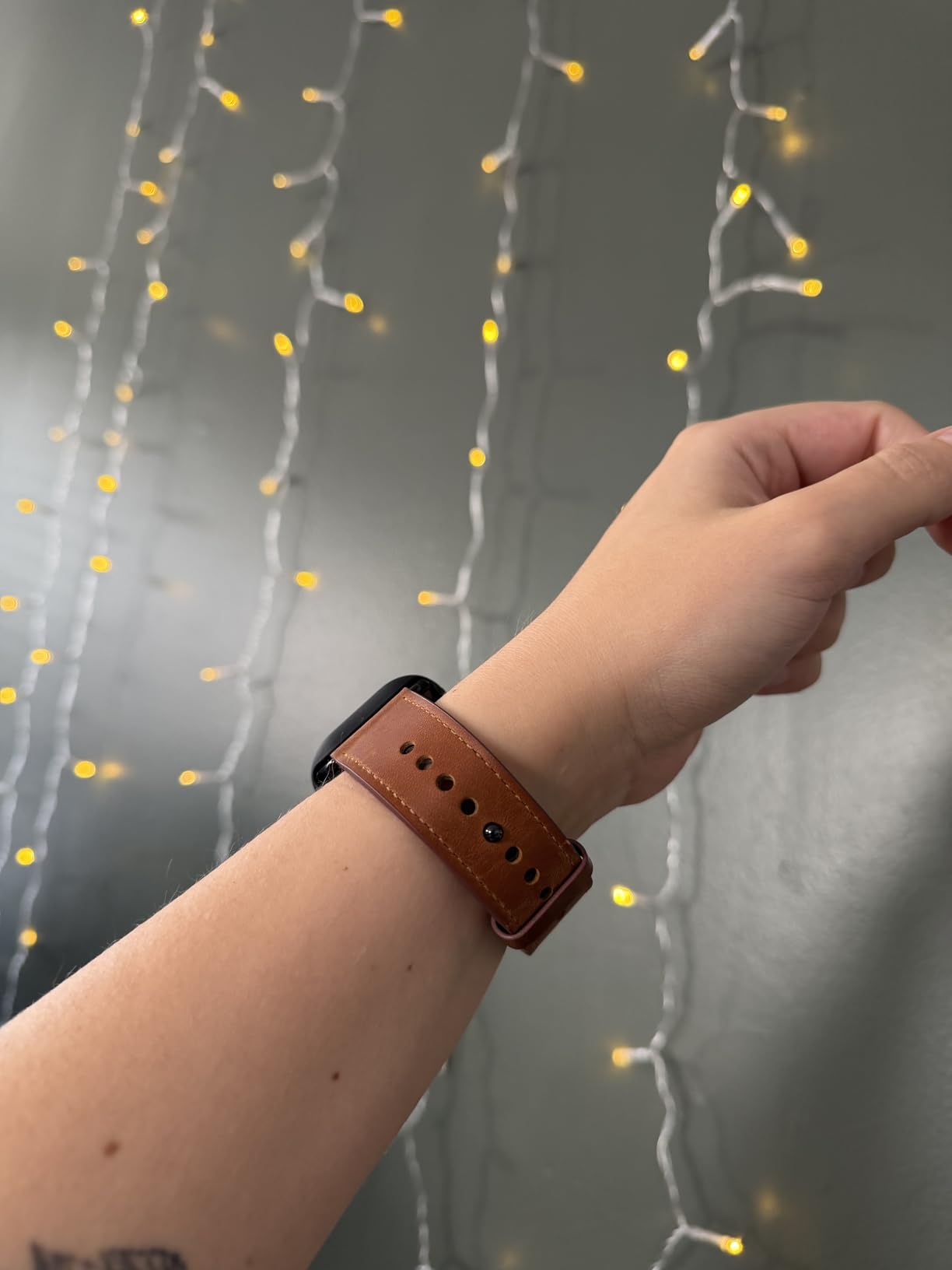 OUHENG Leather Bands Compatible with Apple Watch Band 49mm/46mm/45mm/44mm/42mm, Genuine Leather Strap for iWatch Ultra 3/2/1 & SE 3/2/1 Series 11 10 9 8 7 6 5 4 3 2 1 (Retro Brown/Black) customer photo 1