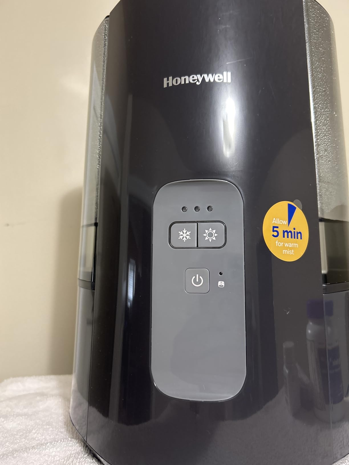 Honeywell Dual Comfort Cool + Warm Mist Humidifier for Bedroom, Office, Living Room and Home. Provides Temporary Relief from Dry air discomforts - Black, HWC775B customer photo 1