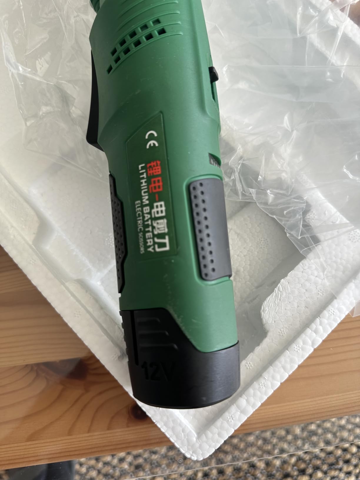MXBAOHENG Electric Rotary Cutter Cordless Electronic Scissors Rechargeable Cardboard Cutter with Safety Lock, for Cutting Fabric/Paper/Carpet/Leather (2 Batteries) customer photo 1