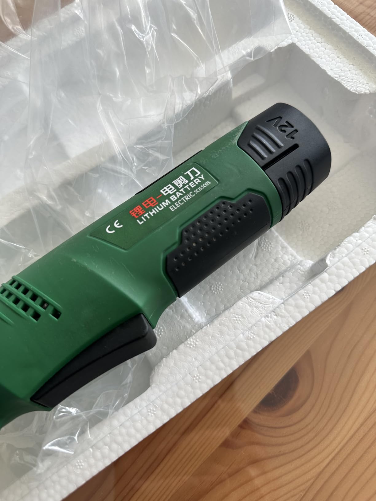 MXBAOHENG Electric Rotary Cutter Cordless Electronic Scissors Rechargeable Cardboard Cutter with Safety Lock, for Cutting Fabric/Paper/Carpet/Leather (2 Batteries) customer photo 2
