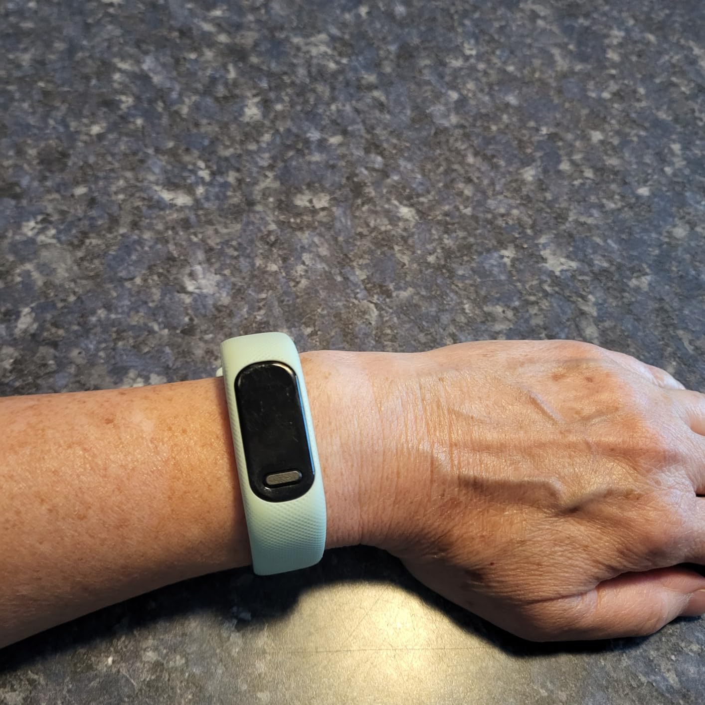 Garmin vivosmart 5, Fitness Tracker, Long-Lasting Battery, Simple Design, Black Large customer photo 2